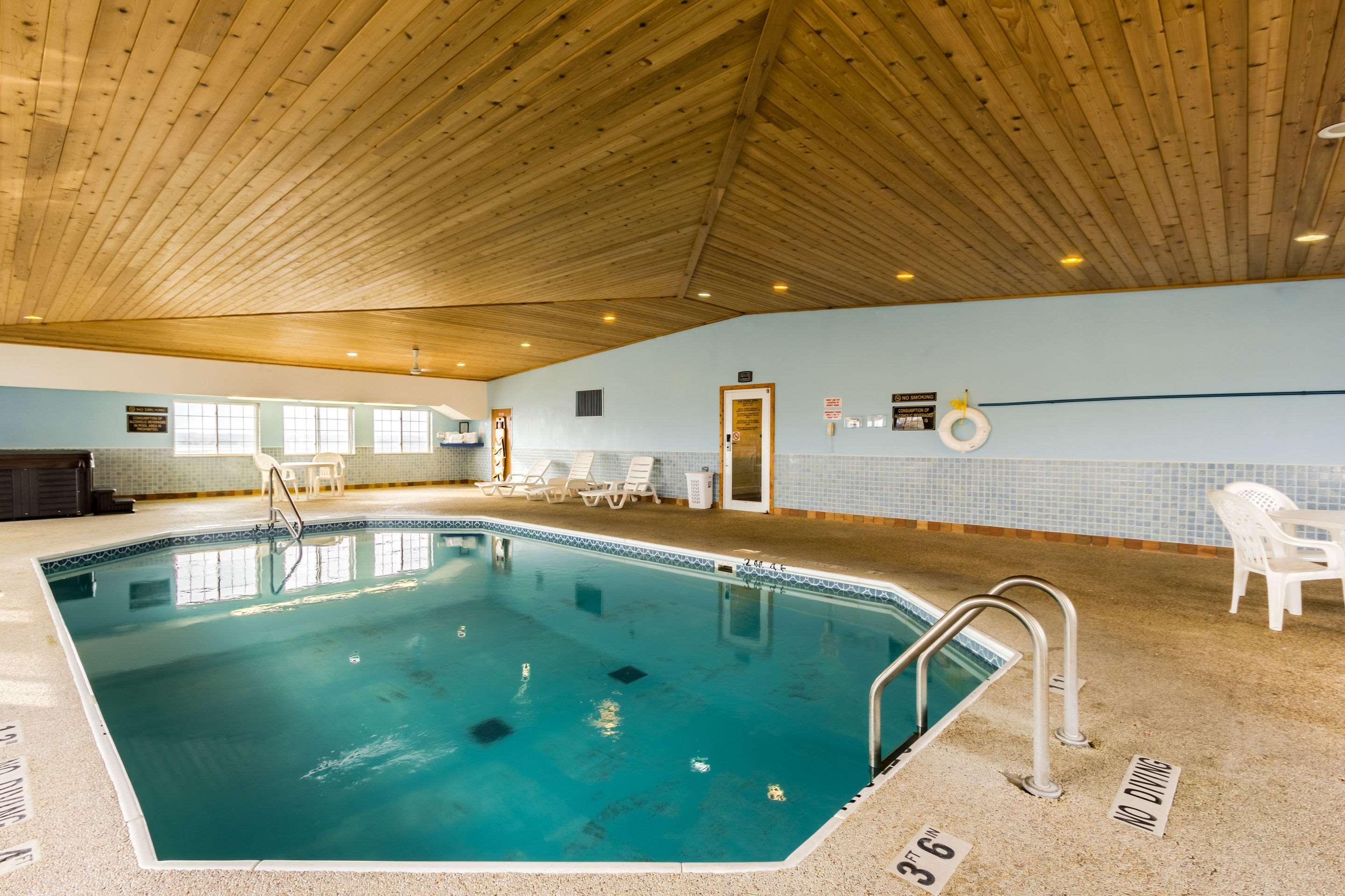 Econo Lodge Inn & Suites West — photo 4