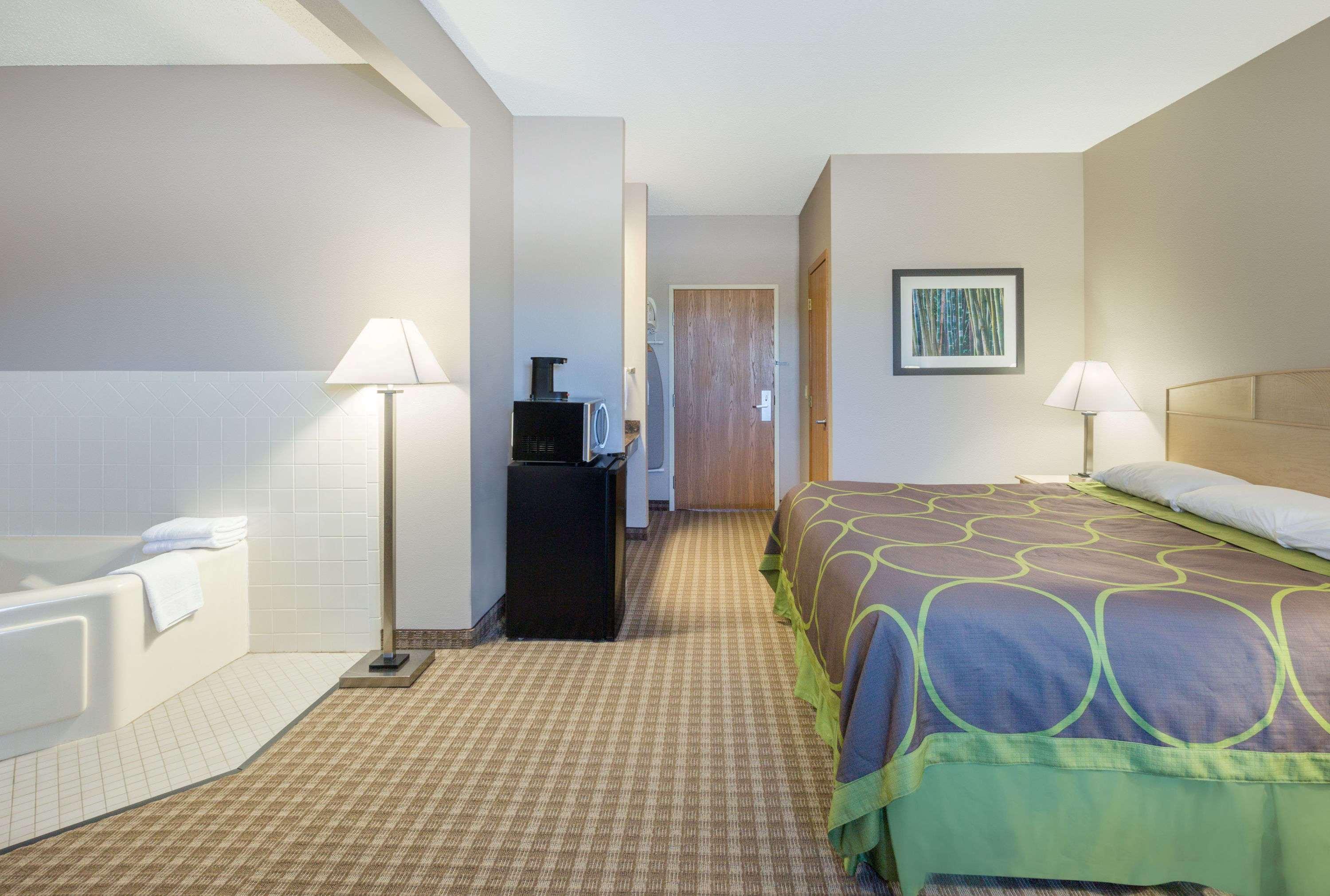 Super 8 by Wyndham Carroll/East — photo 4