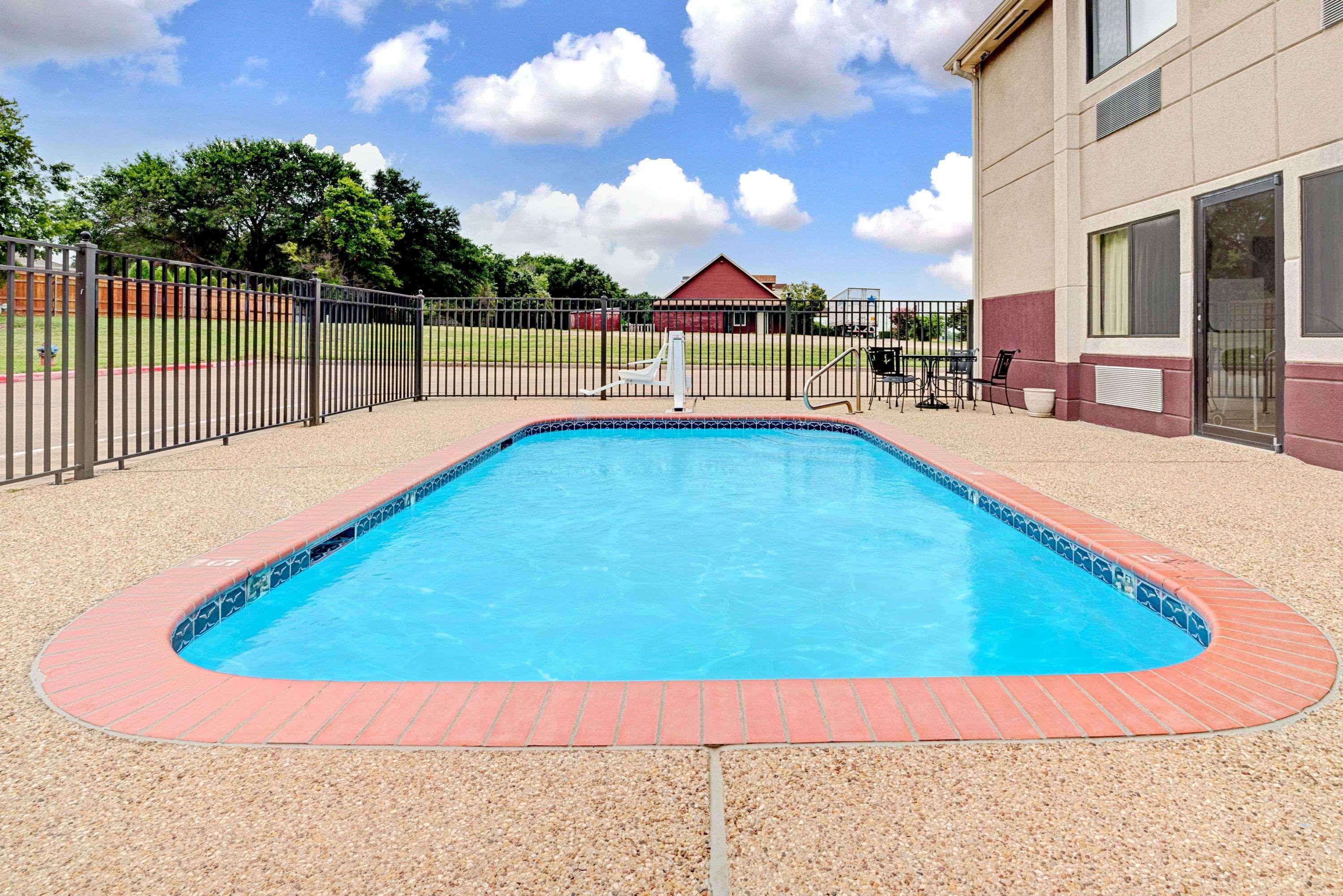 Super 8 by Wyndham Waxahachie TX — photo 4