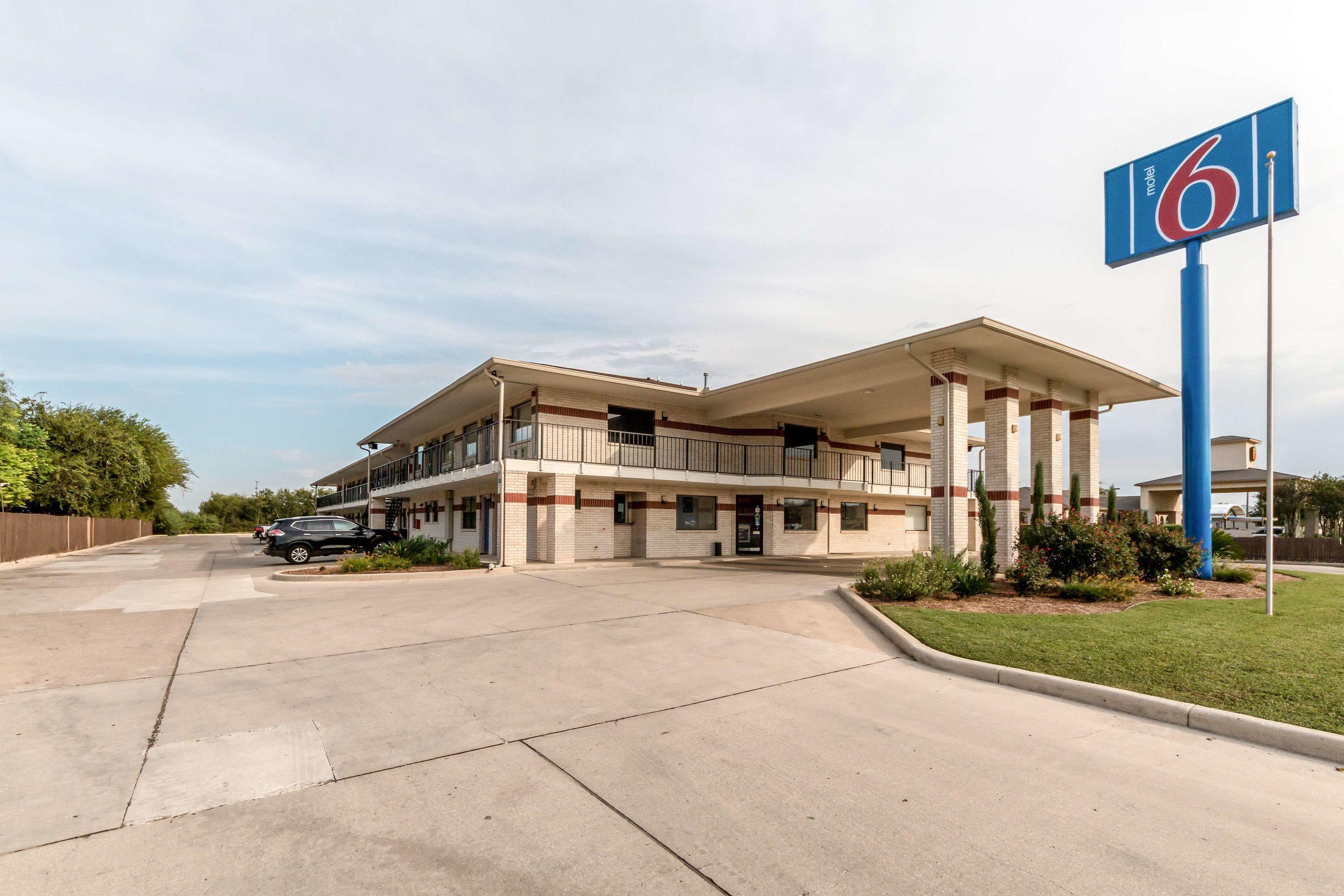 Motel 6 San Antonio S WW White Road — photo 3