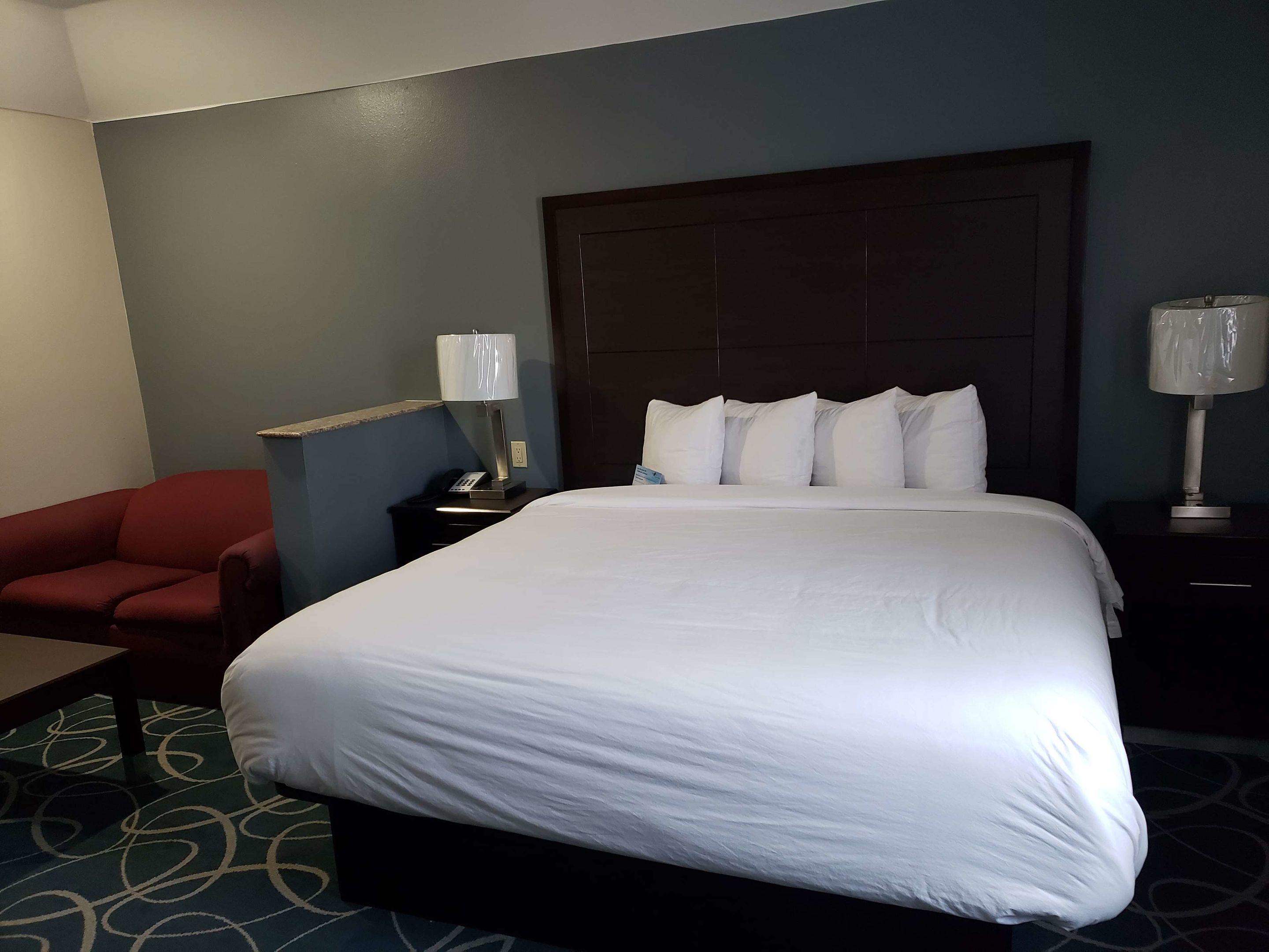 Days Inn & Suites Cleburne — photo 4
