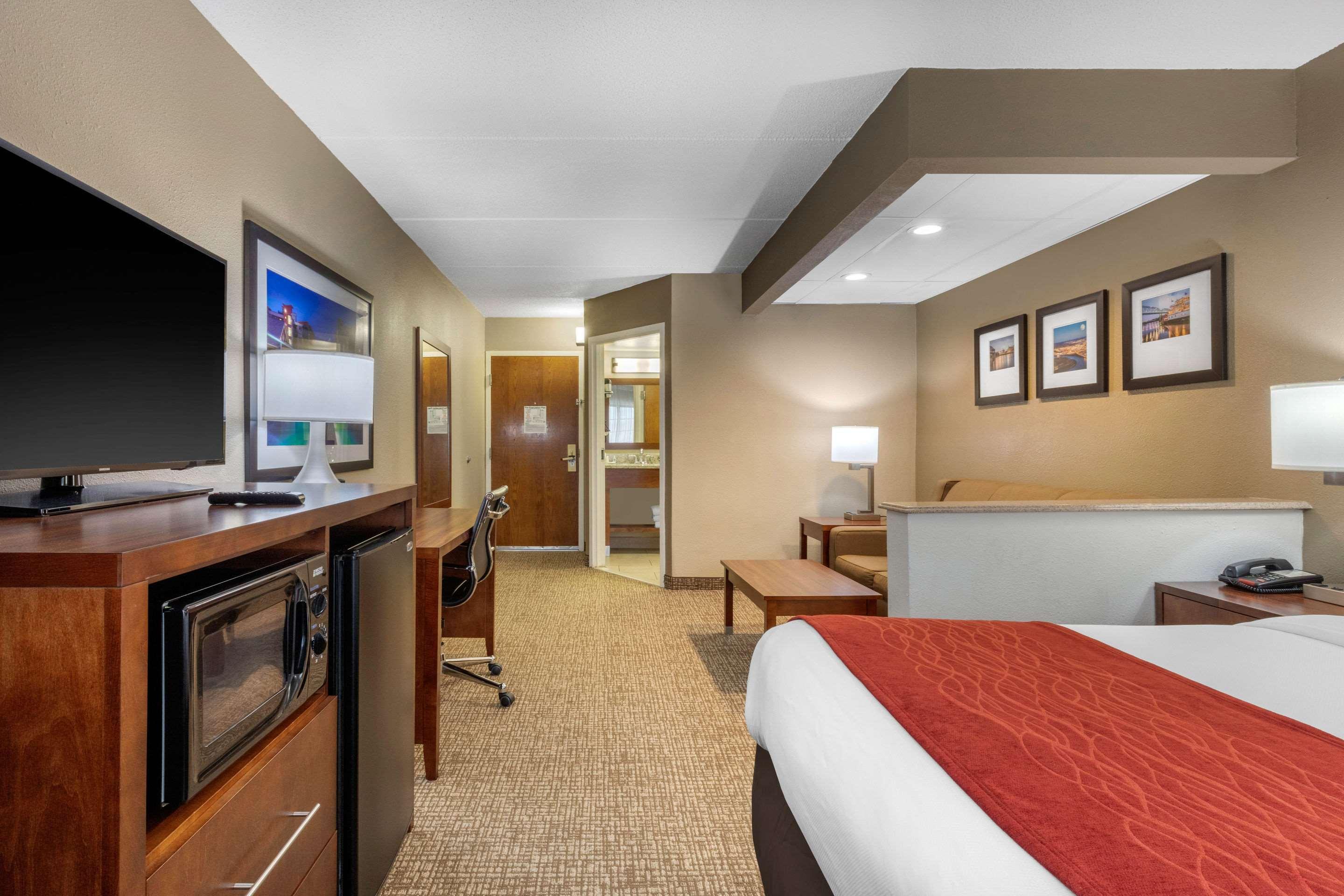 Comfort Inn & Suites Hamilton Place — photo 4