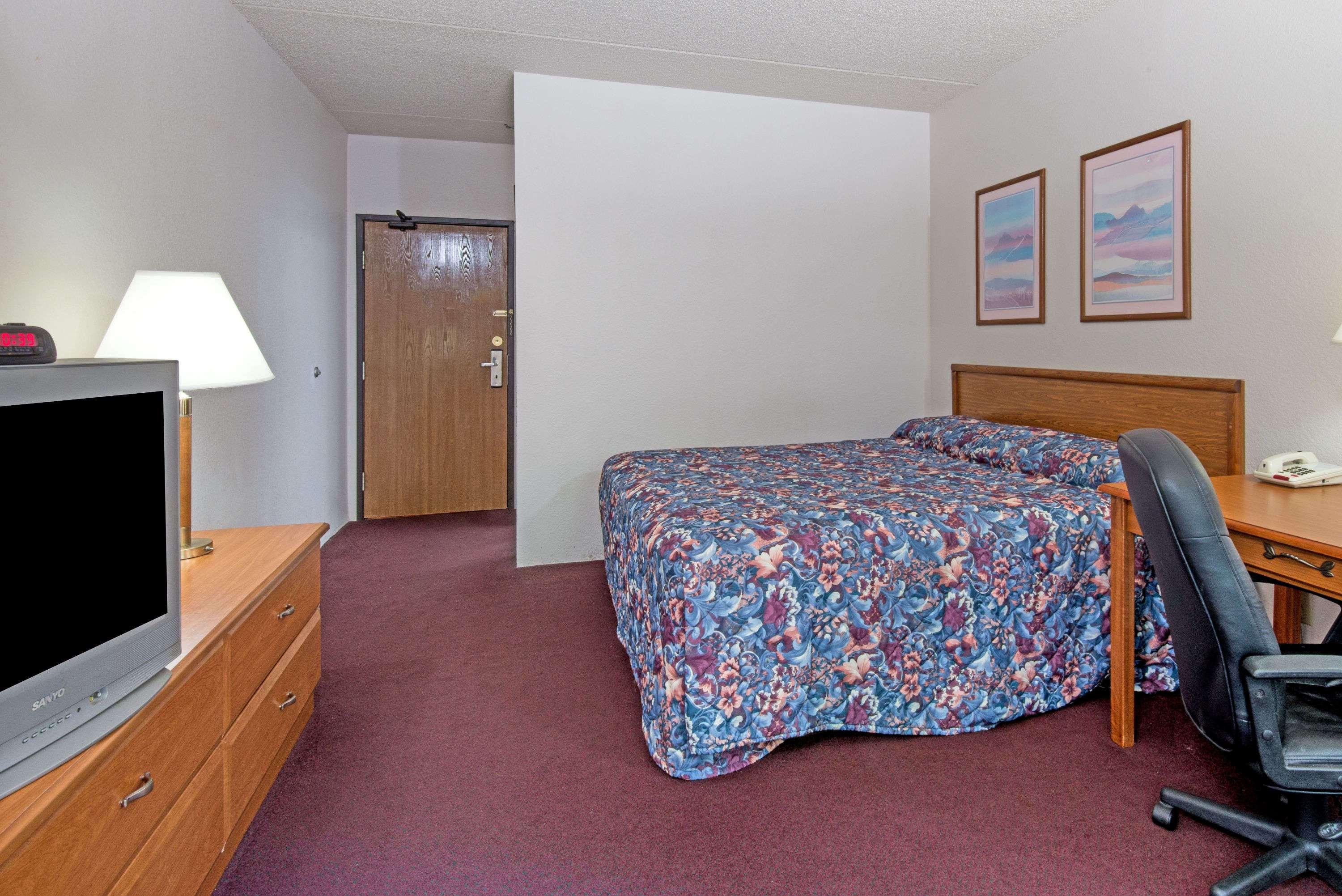 Super 8 by Wyndham Groton — photo 5