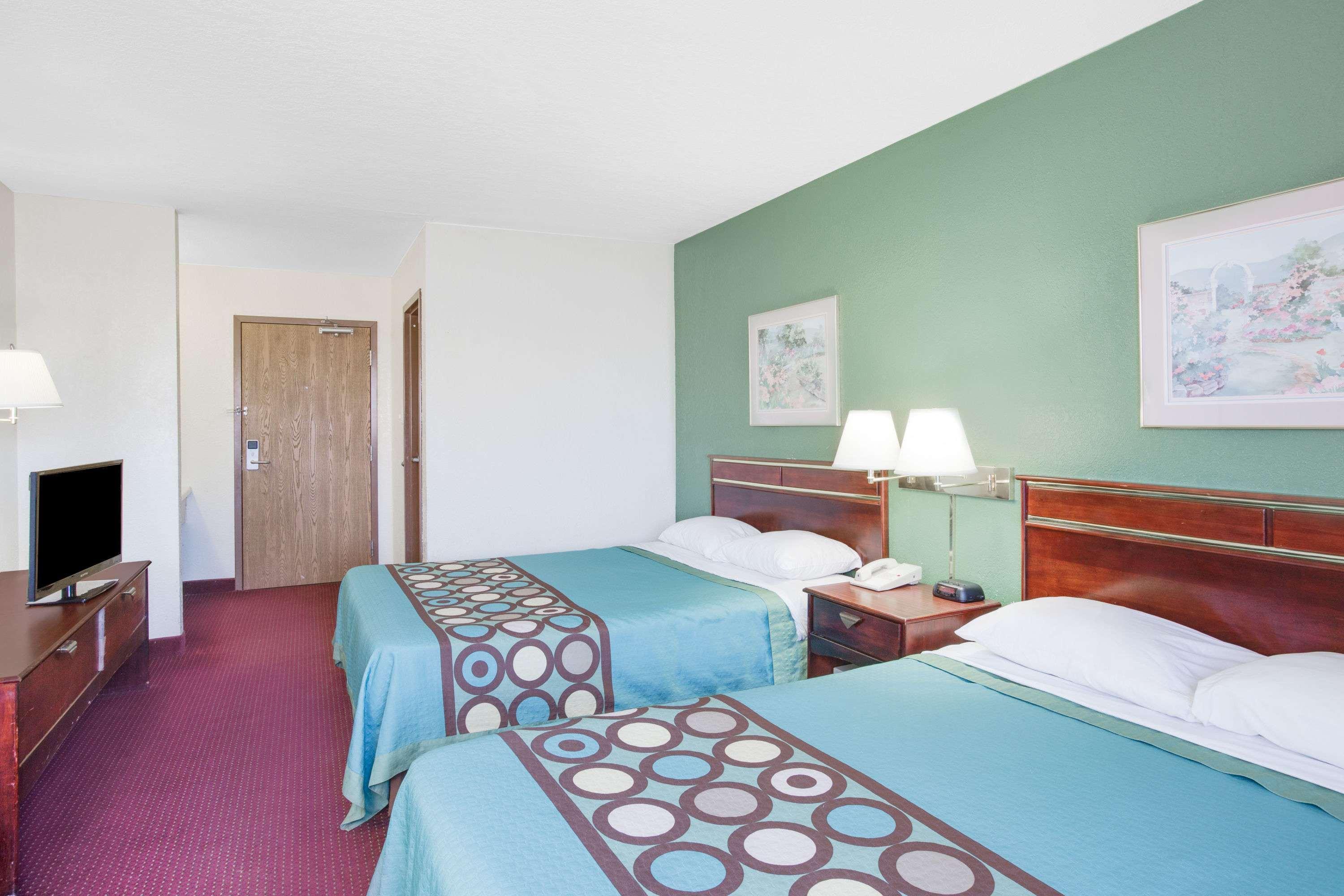 Super 8 by Wyndham Kennett — photo 4