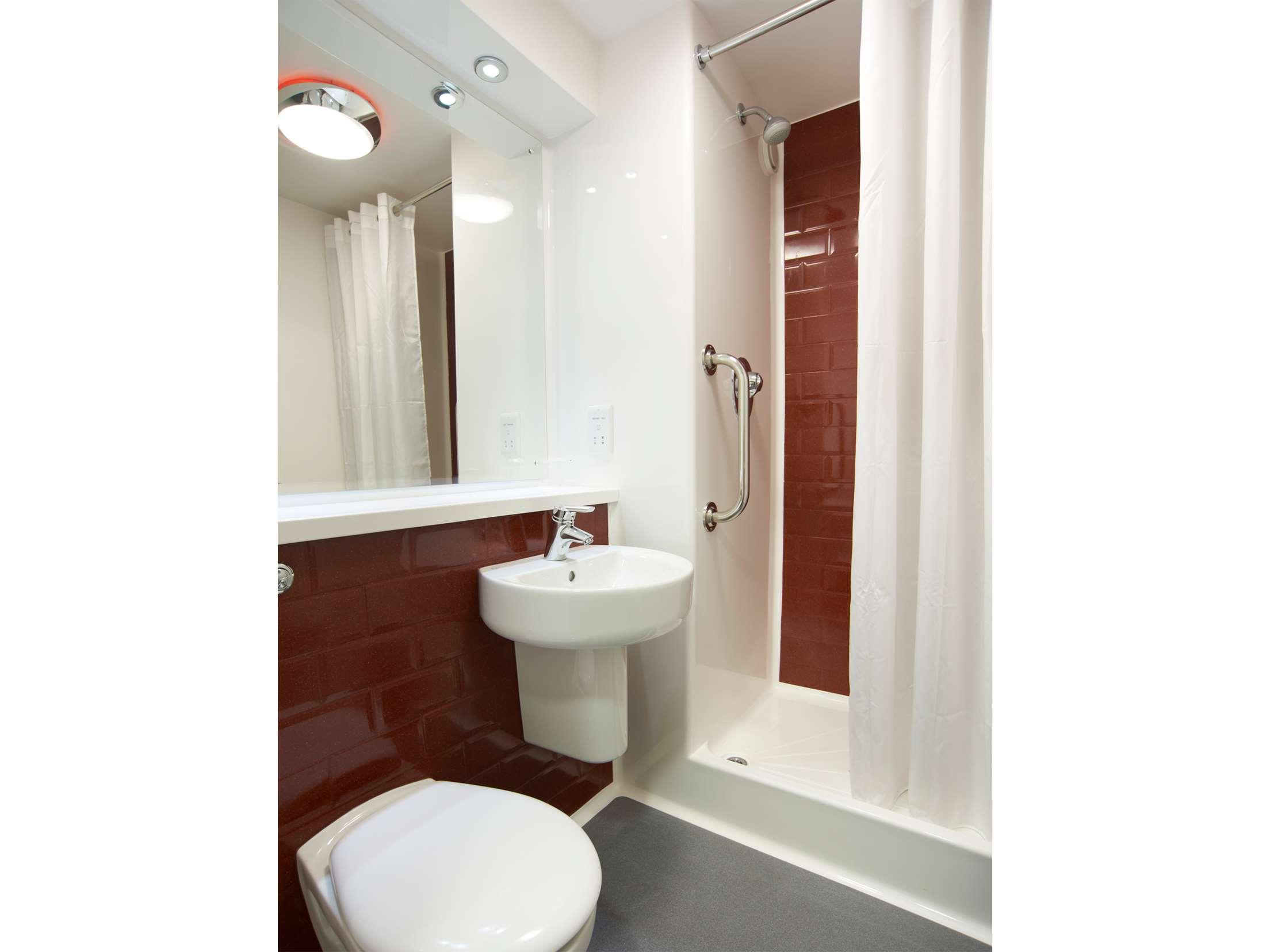 Travelodge Farnborough Central — photo 5