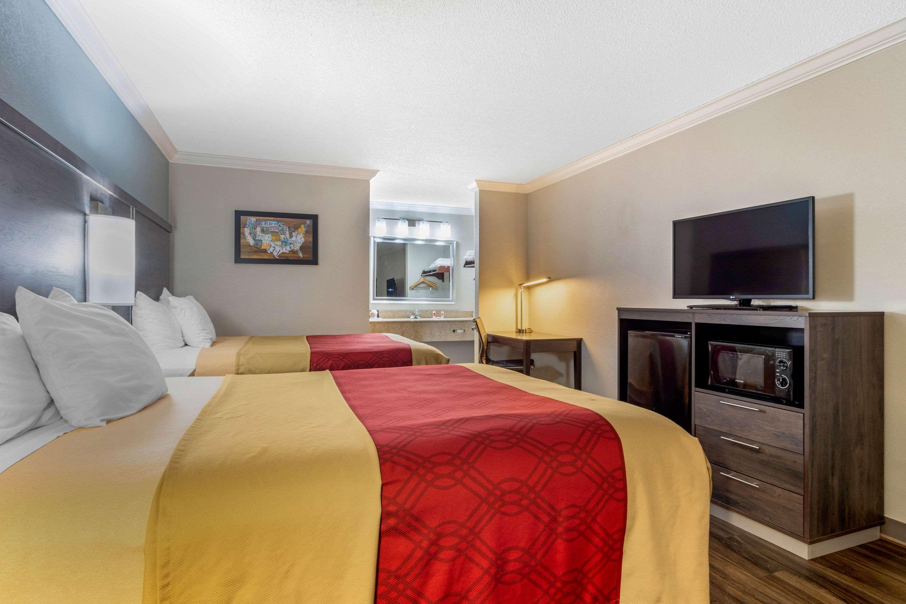 Econo Lodge Byron / Watson Blvd — photo 4