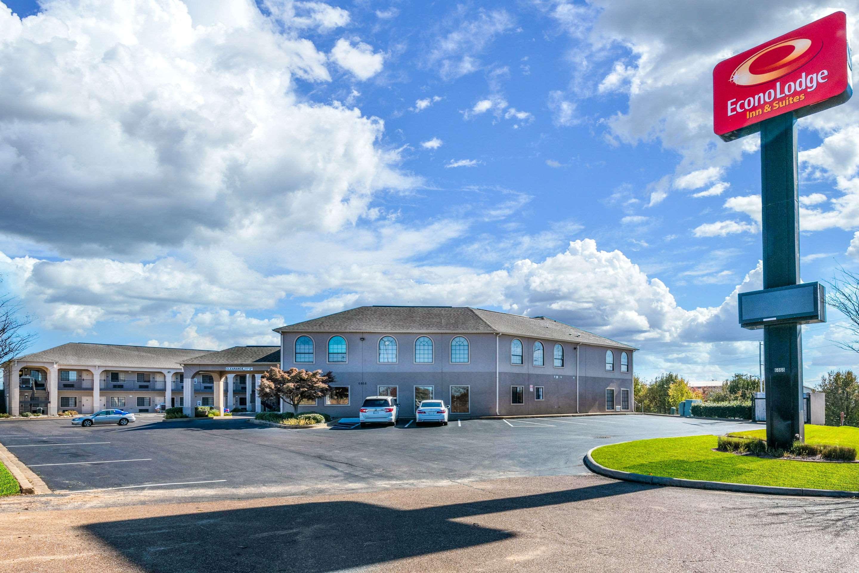 Econo Lodge Inn & Suites — photo 4