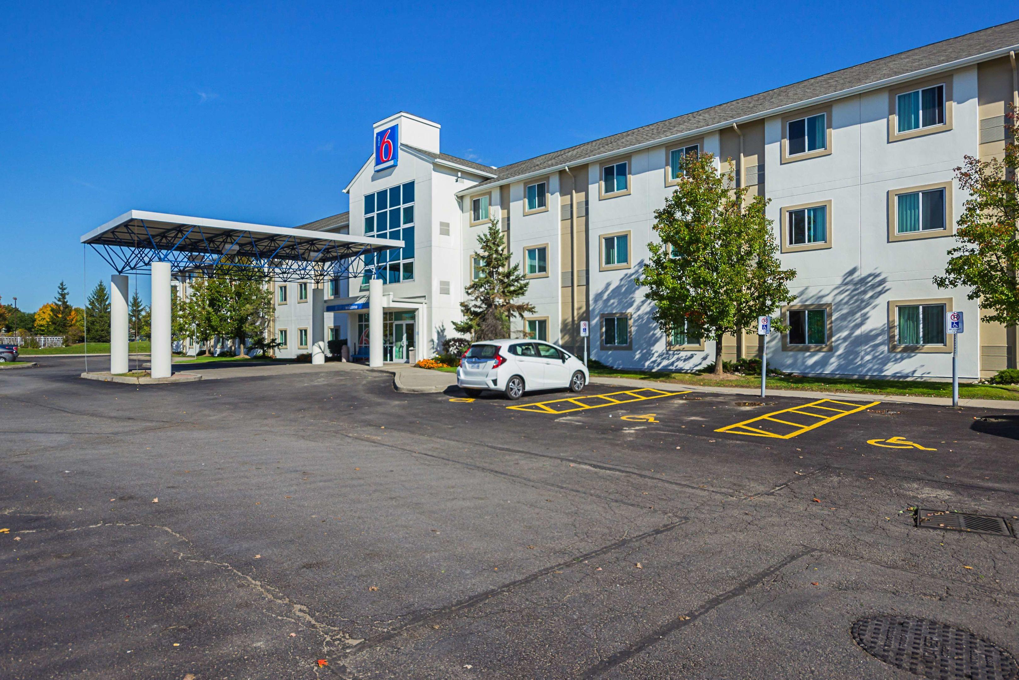 Motel 6 Toronto East Whitby — photo 3