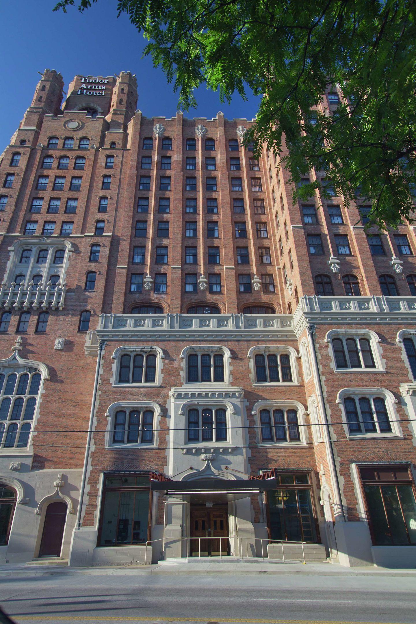 DoubleTree by Hilton - The Tudor Arms Hotel — photo 5