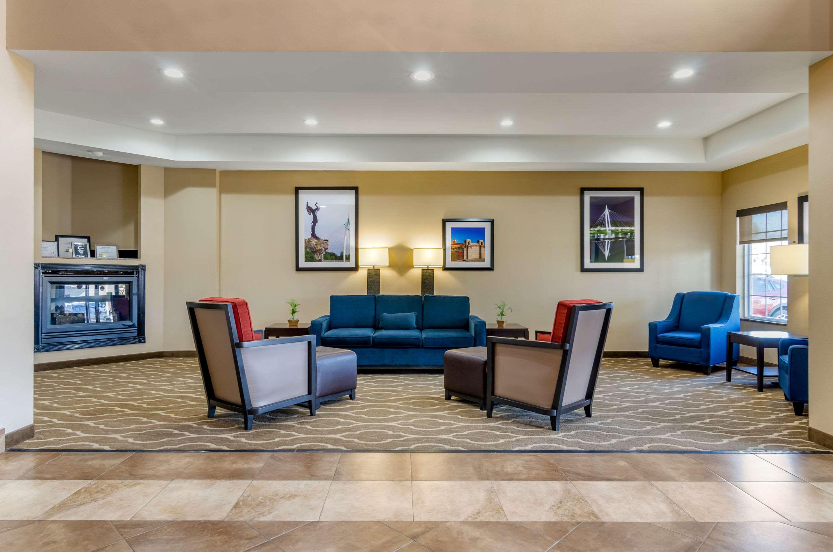 Comfort Inn & Suites — photo 4