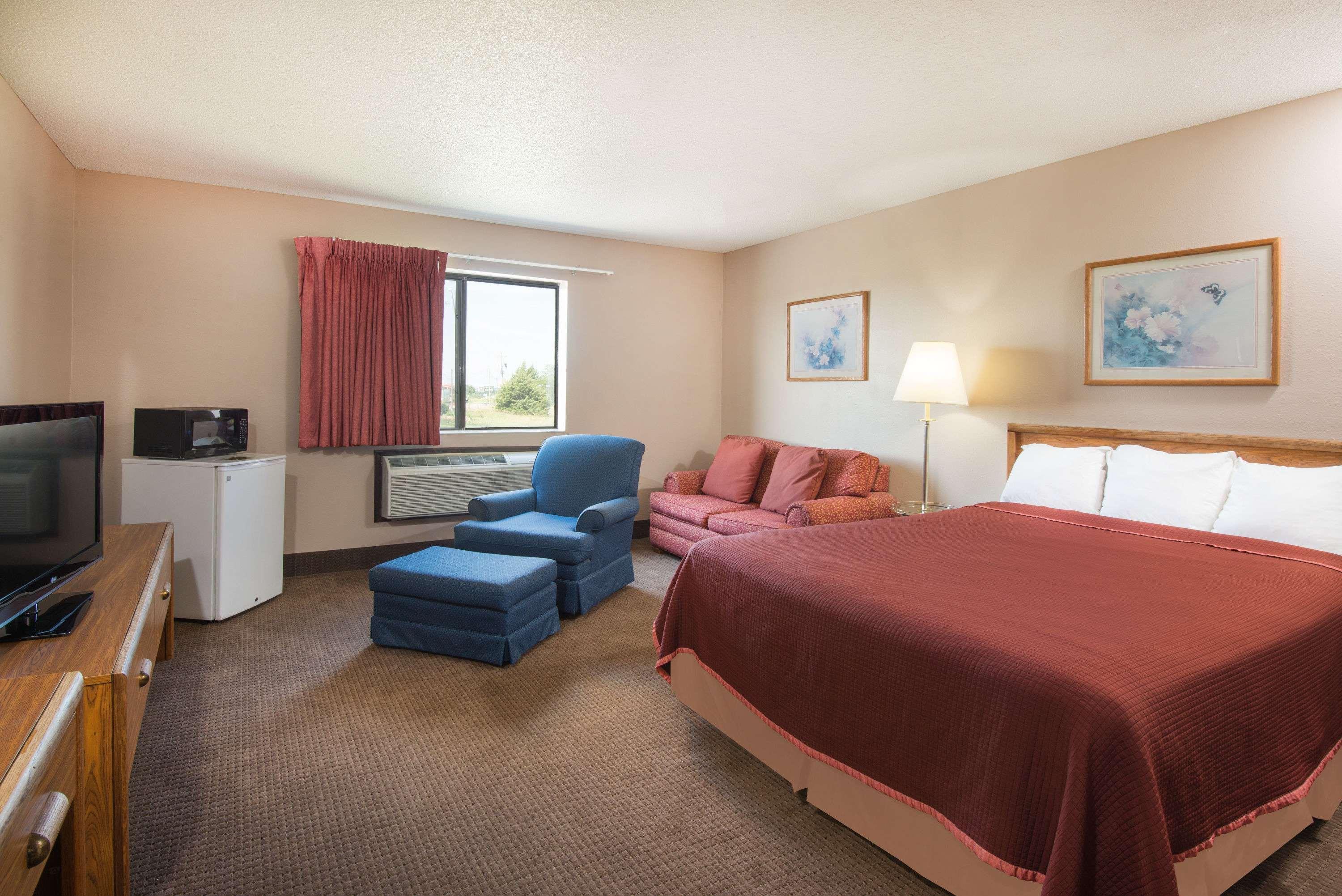 Super 8 by Wyndham Abilene KS — photo 3