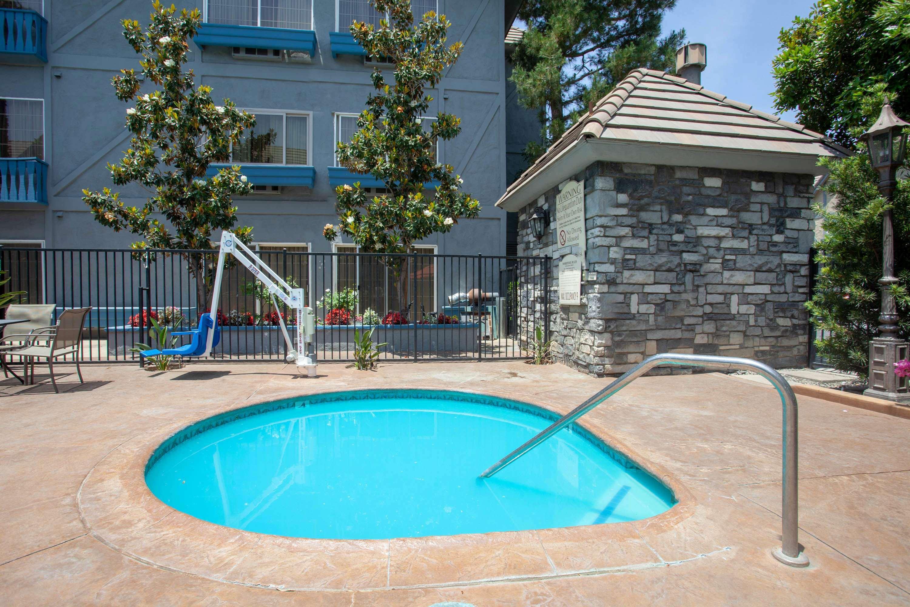 Azure Hotel & Suites Ontario, A Trademark Collection Hotel — photo 3