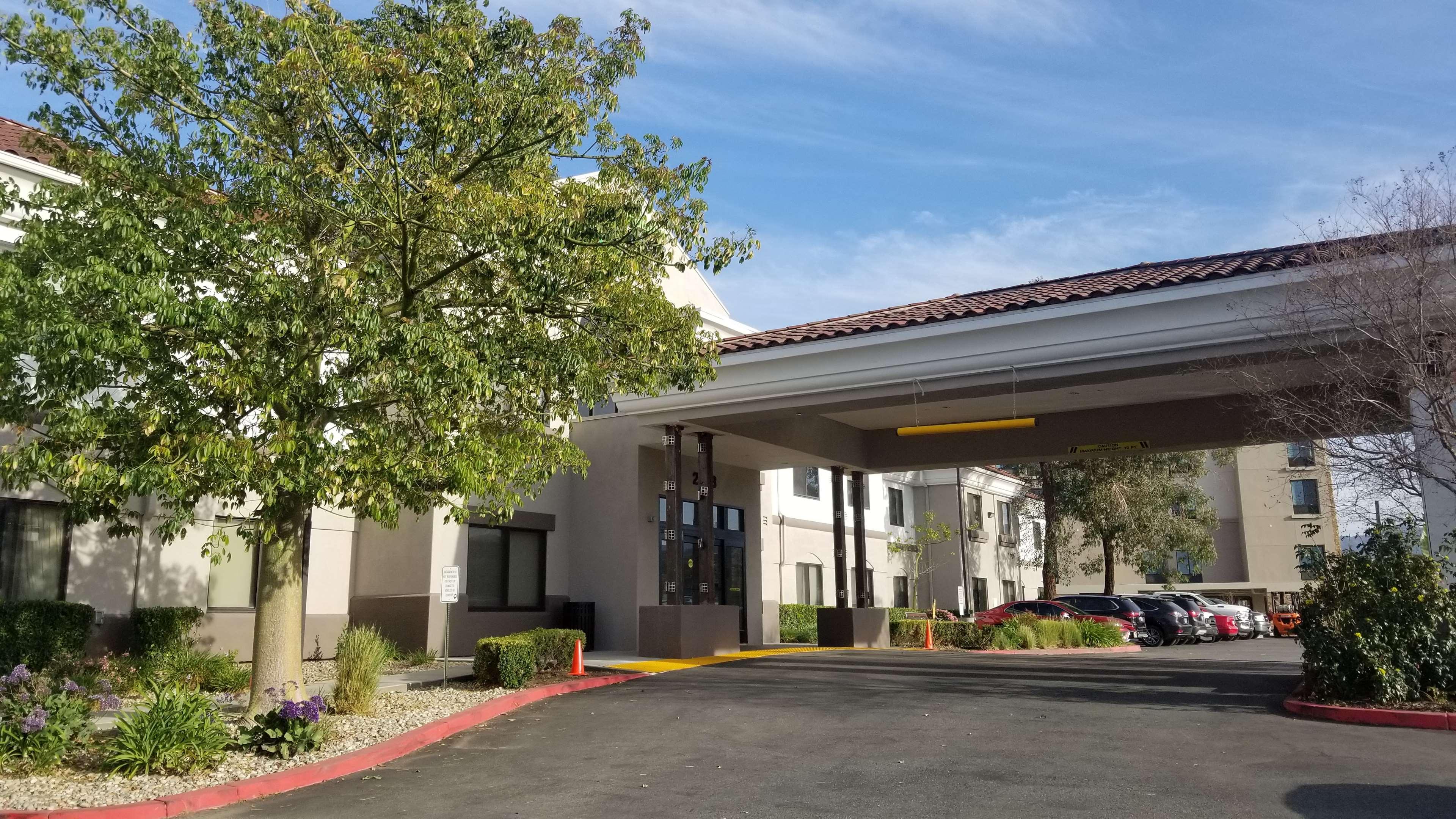 Best Western Valencia/Six Flags Inn & Suites