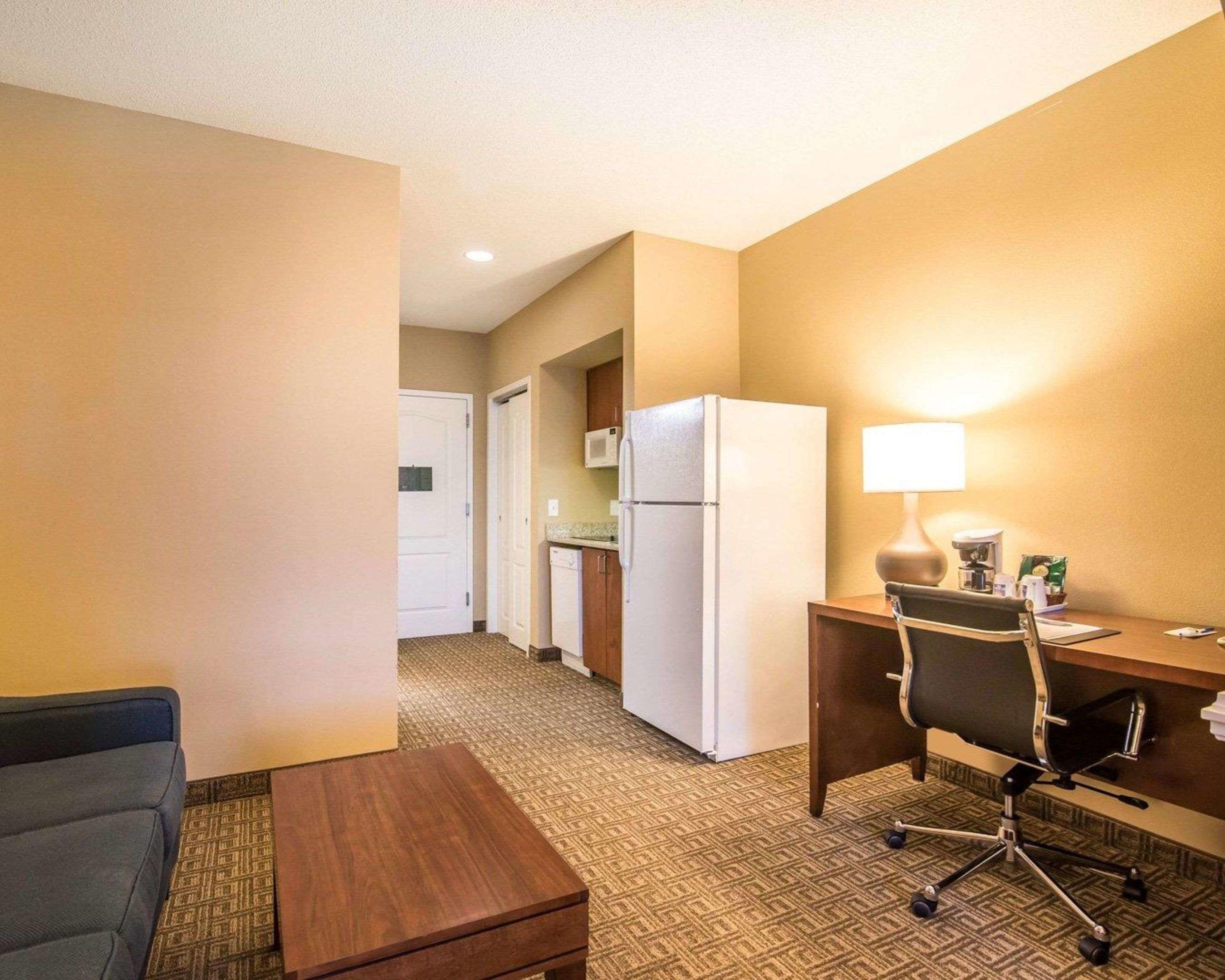 Comfort Inn & Suites — photo 4