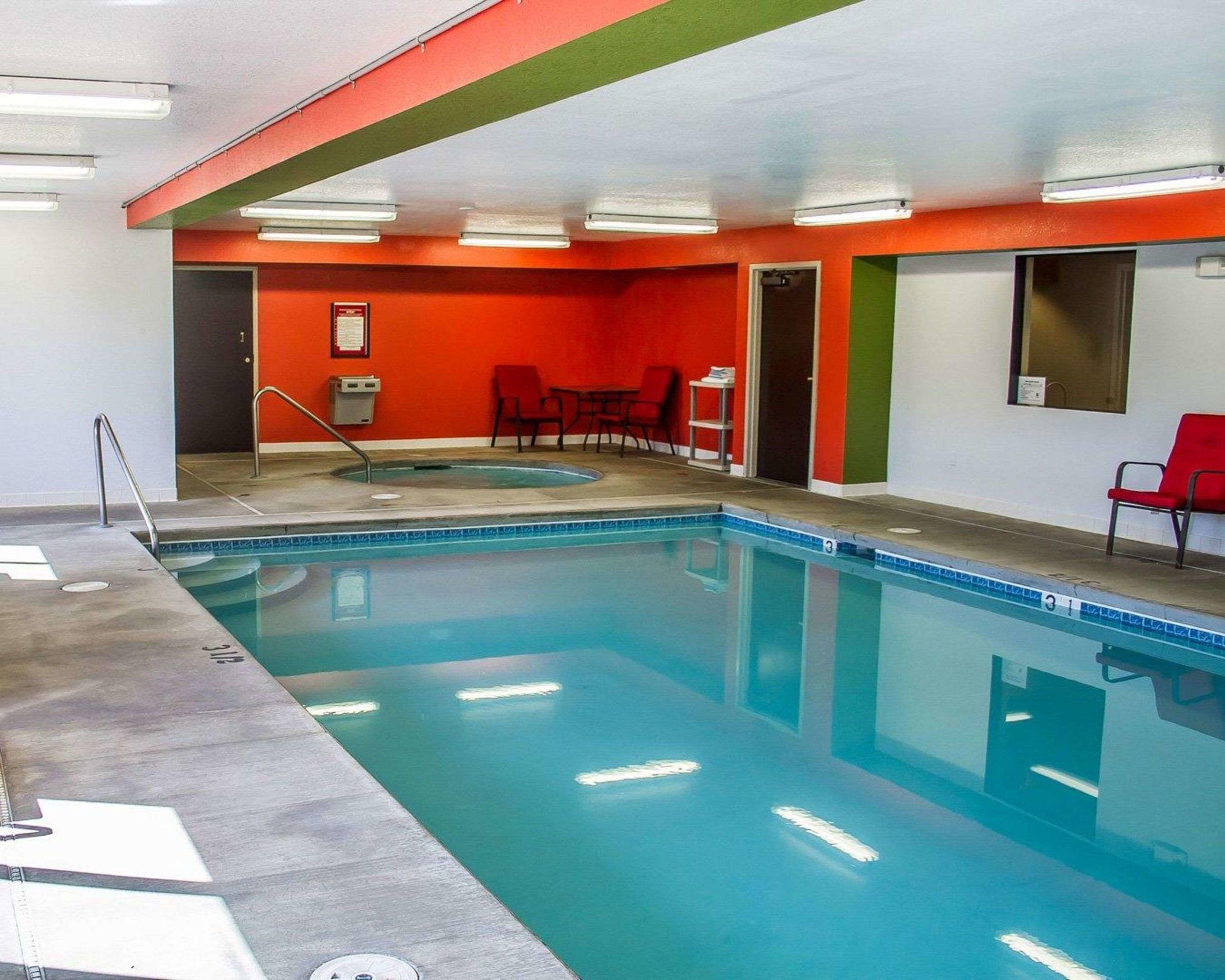 Econo Lodge Inn & Suites Roseburg — photo 5
