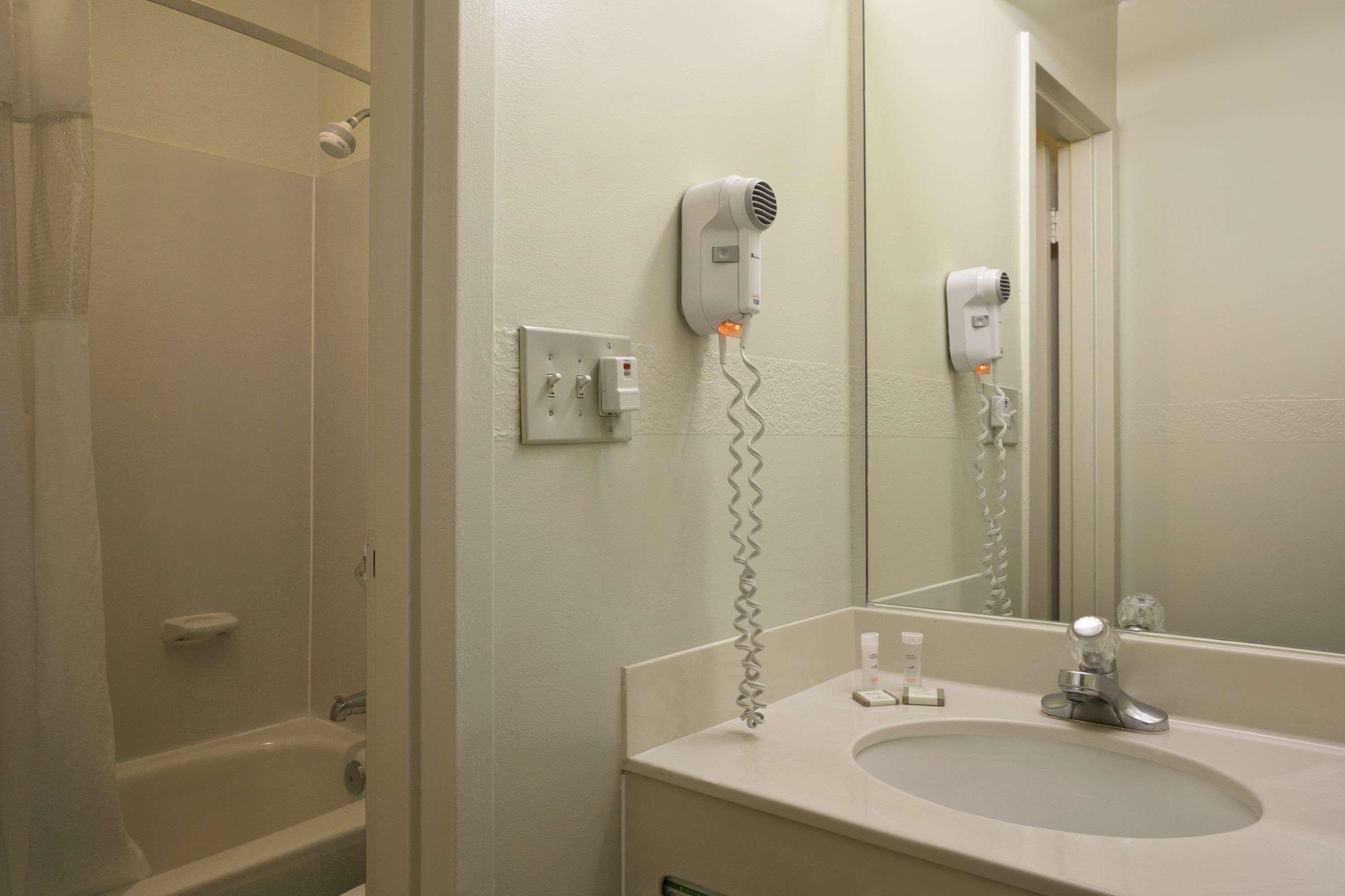 Travelodge by Wyndham Lansing IL — photo 5
