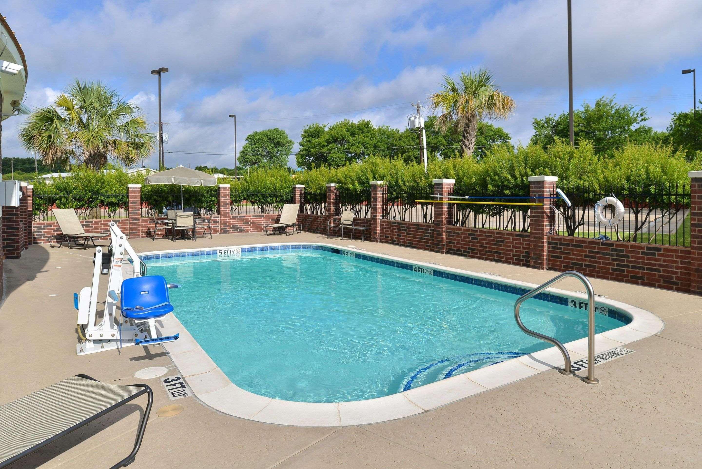 Comfort Inn & Suites — photo 4