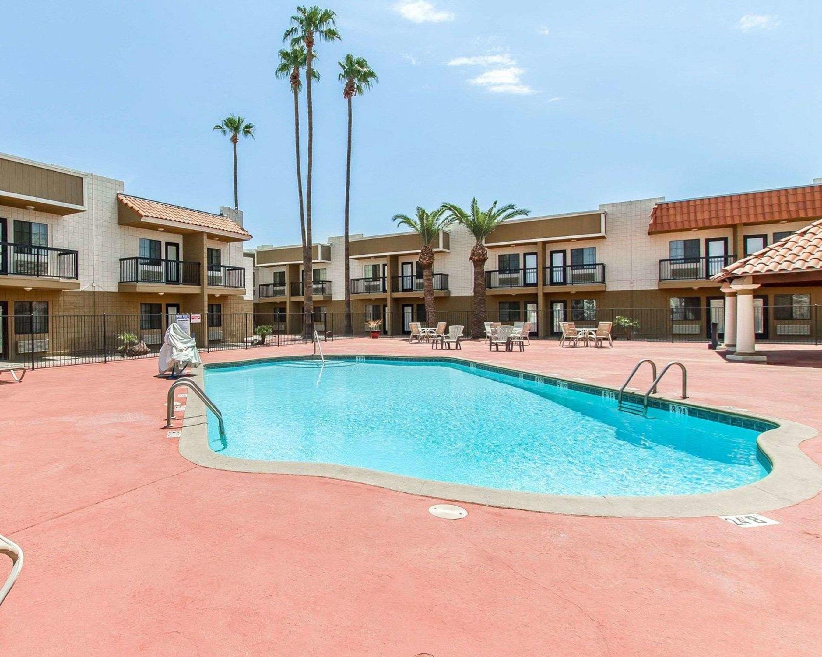 Econo Lodge Inn & Suites — photo 5