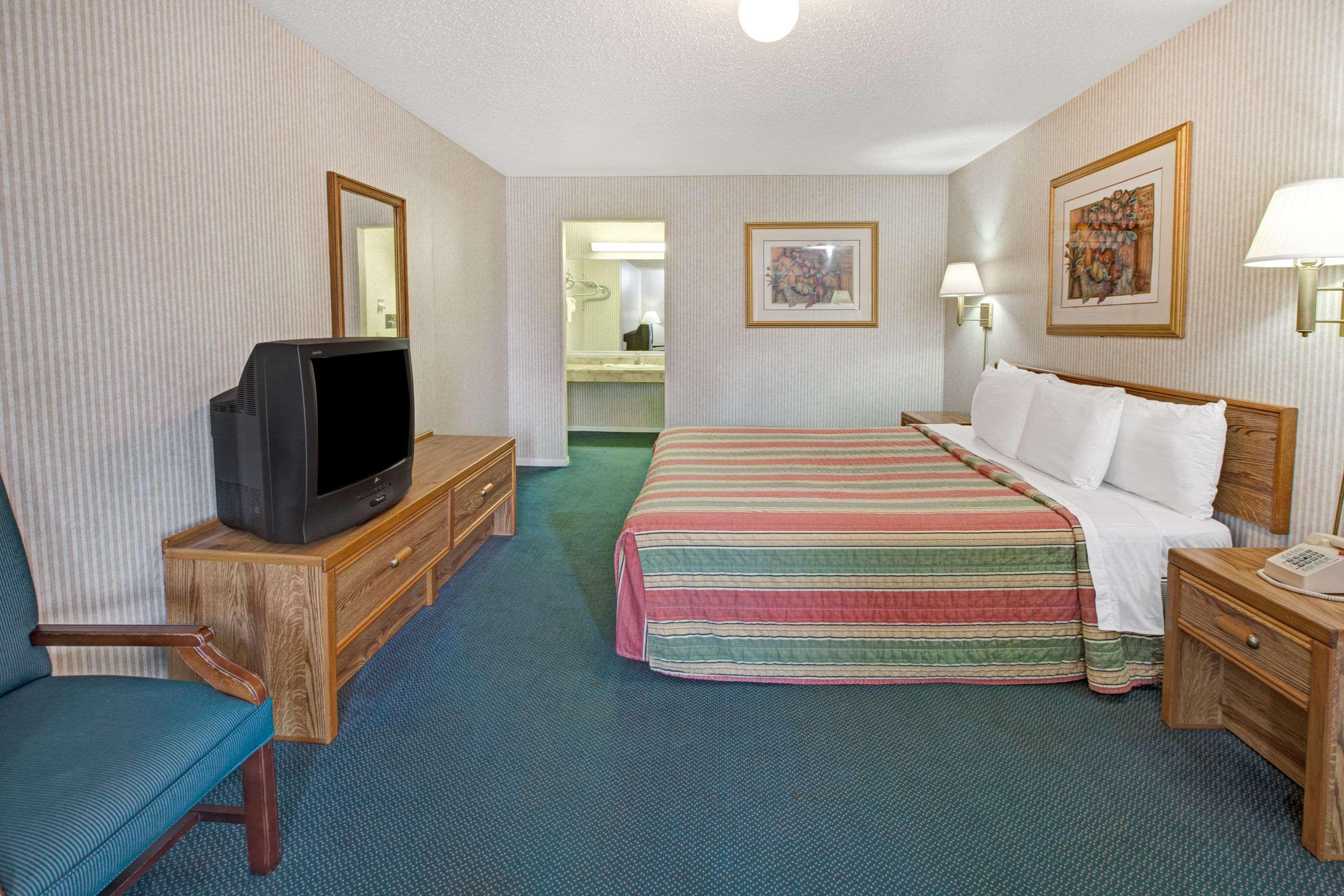 Knights Inn - South Houston — photo 5