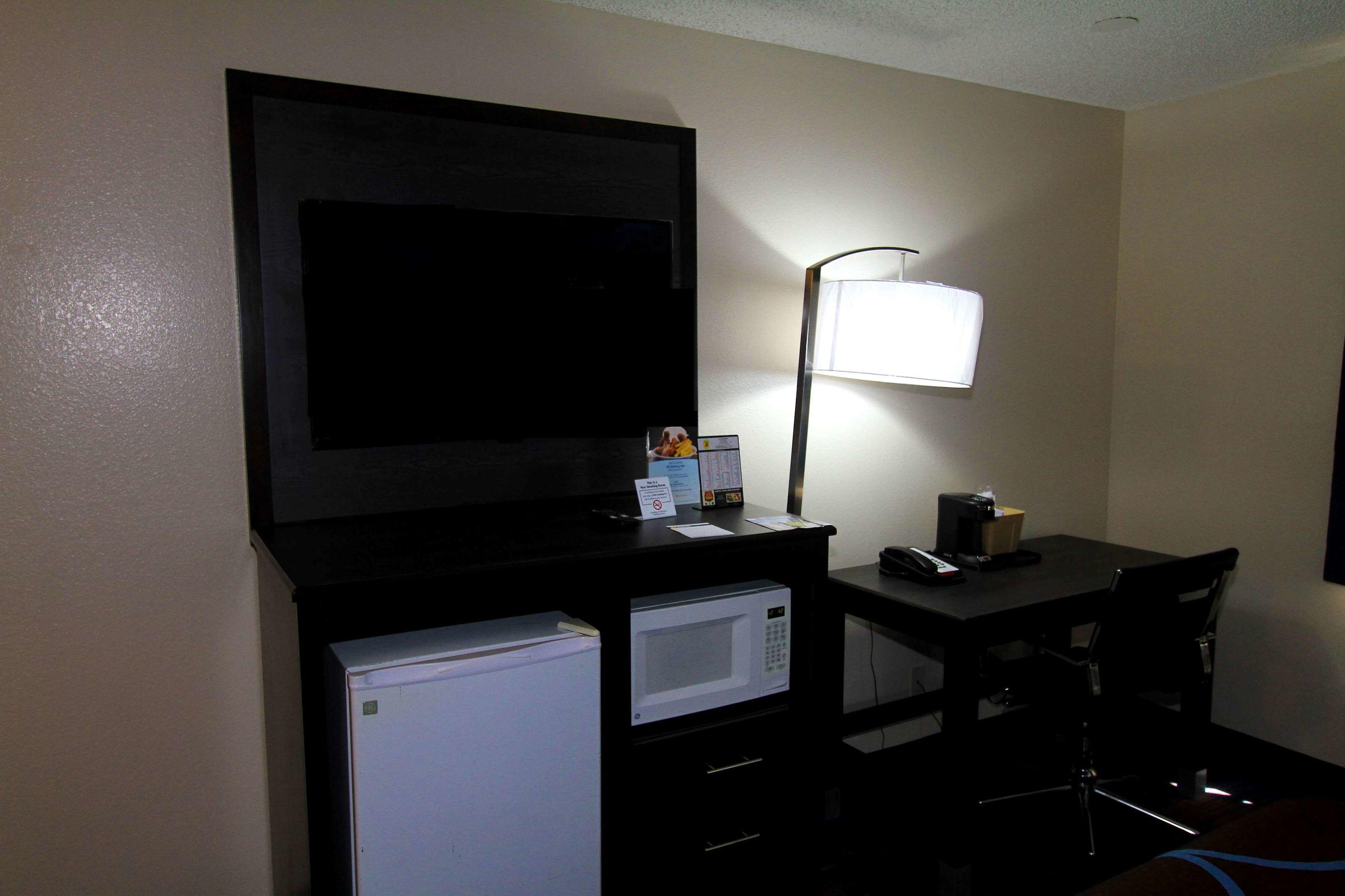 Super 8 by Wyndham Lenexa Overland Park/Mall Area — photo 4