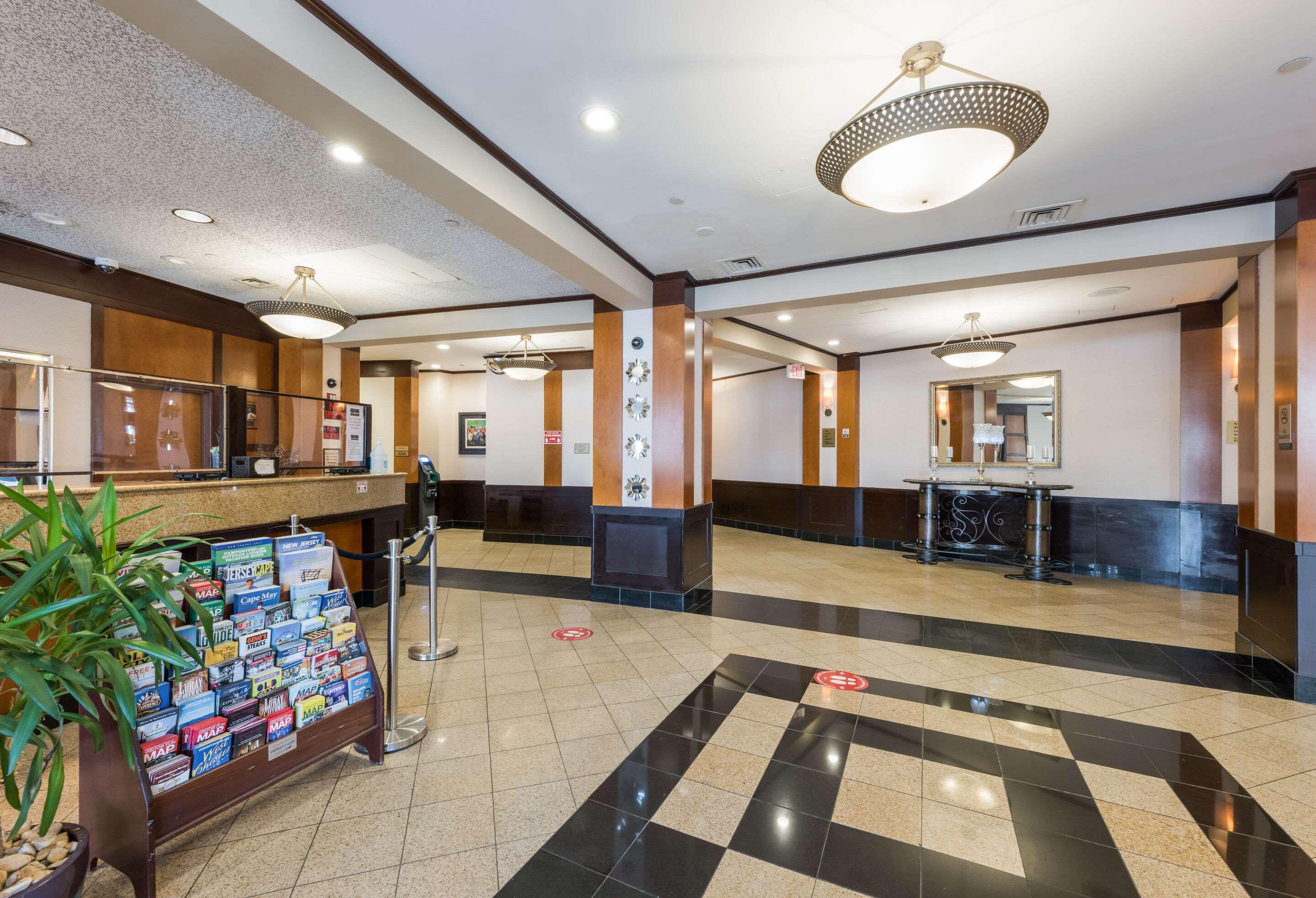 Clarion Hotel & Suites — photo 5