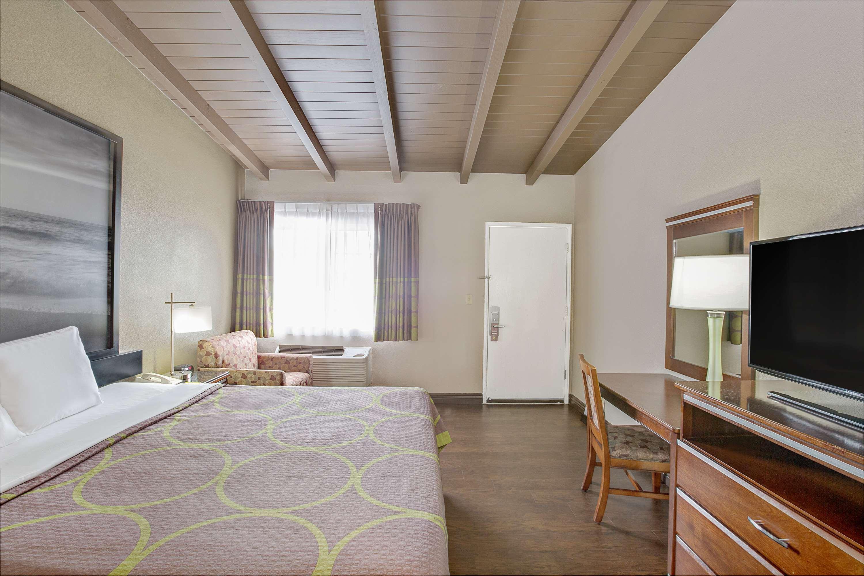 Super 8 by Wyndham Los Angeles-Culver City Area — photo 4