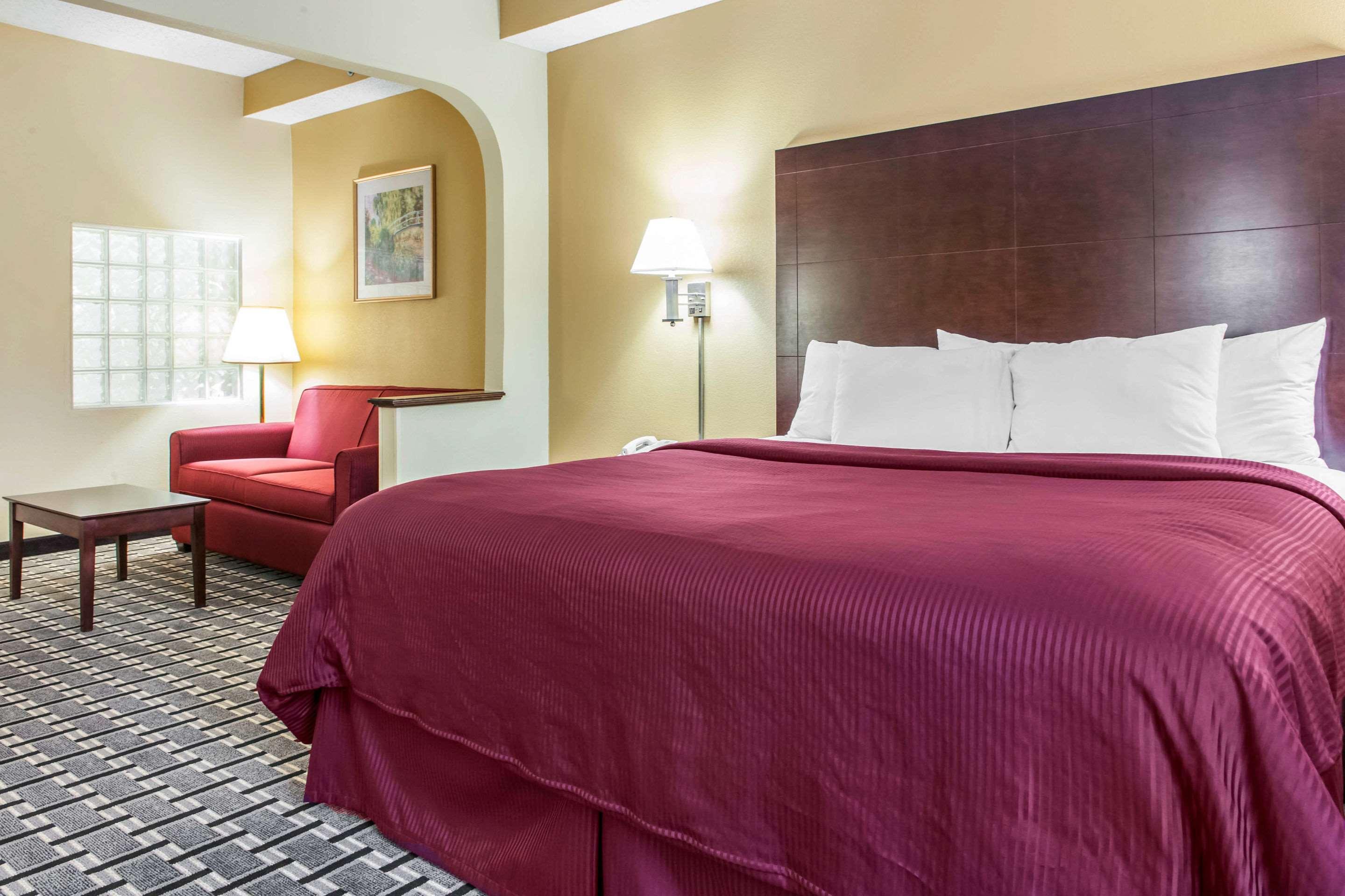 Clarion Inn & Suites Northwest — photo 5
