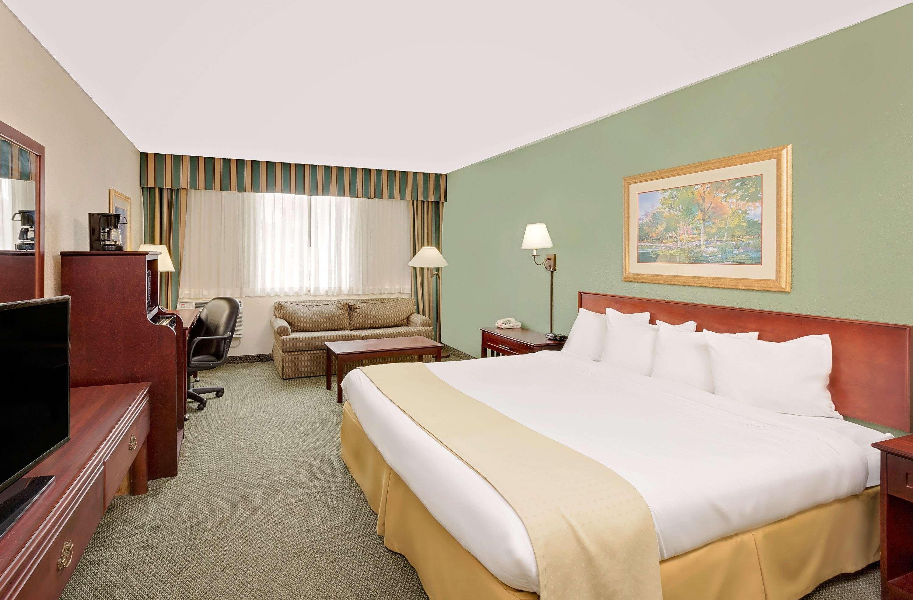 Baymont Inn & Suites Keokuk — photo 4
