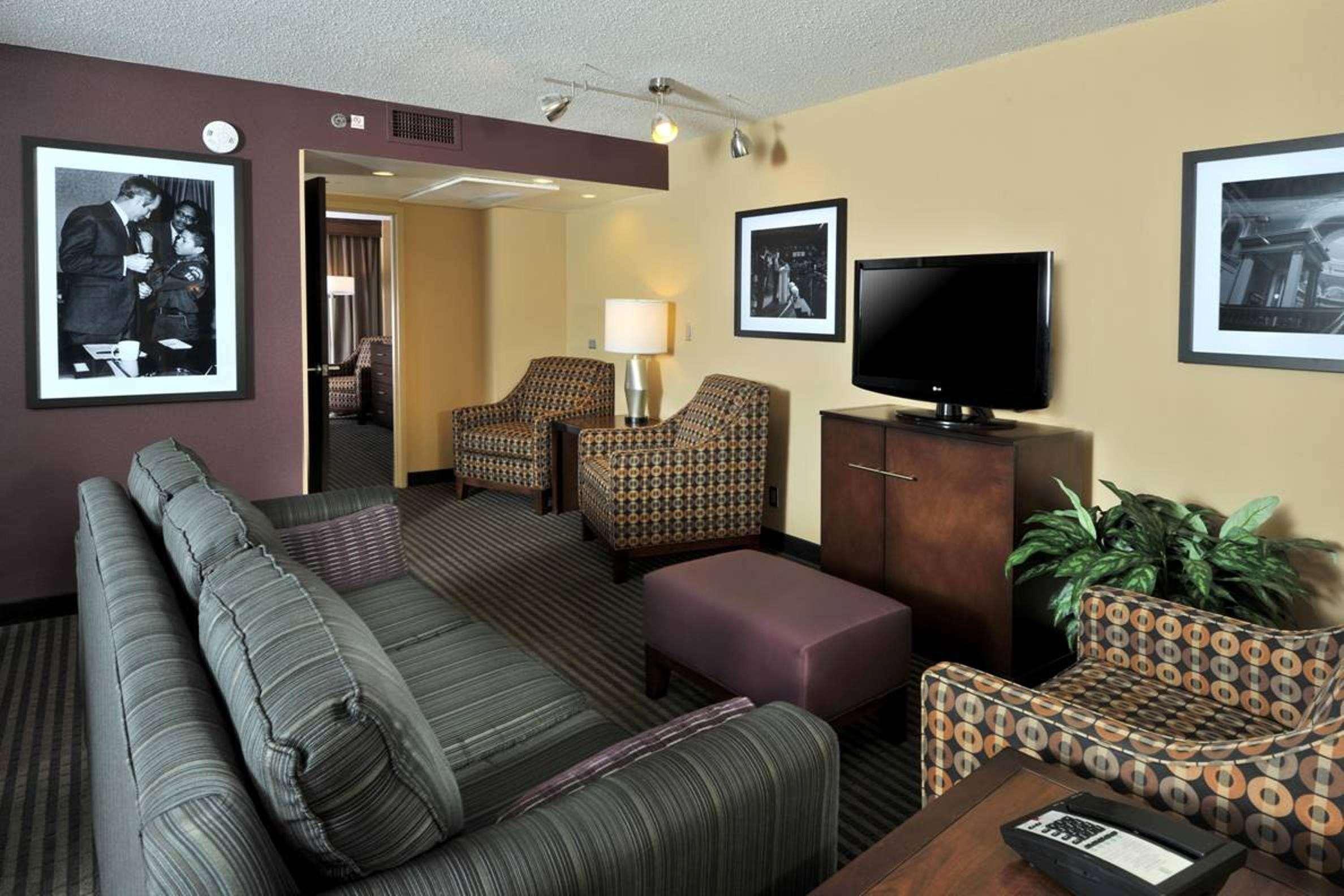 Embassy Suites Hotel Des Moines Downtown — photo 5