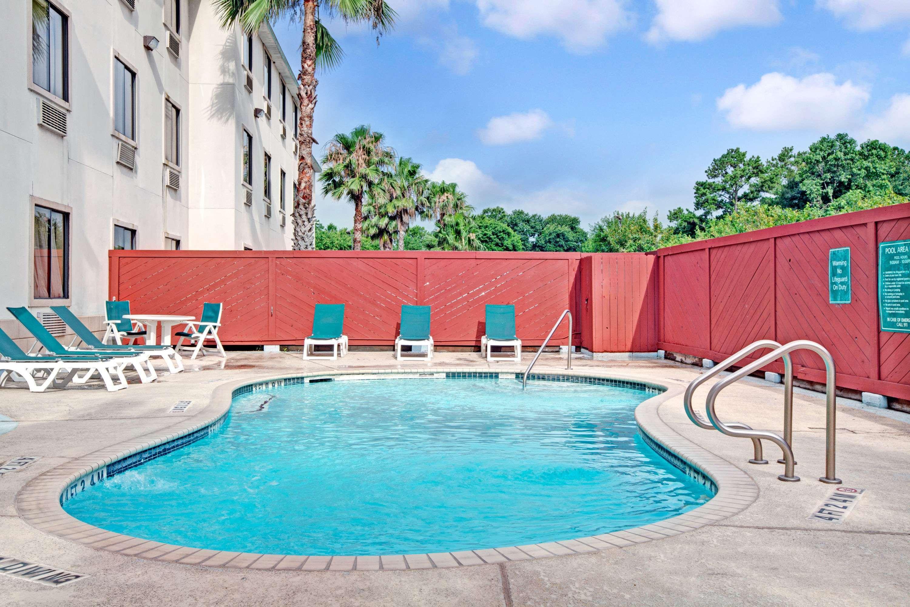 Days Inn and Suites & Suites Houston North — photo 4