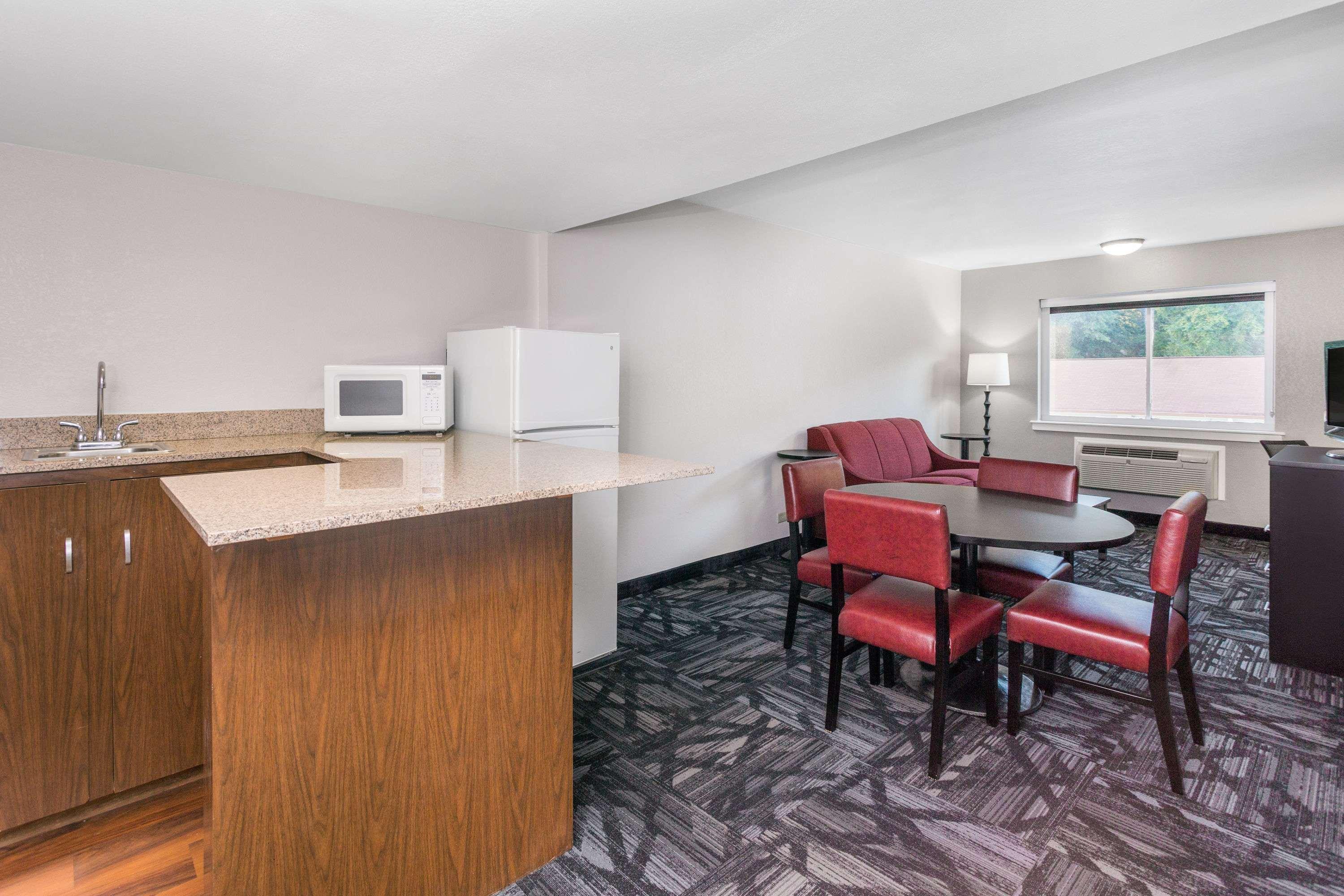 Ramada by Wyndham Tuscaloosa — photo 4