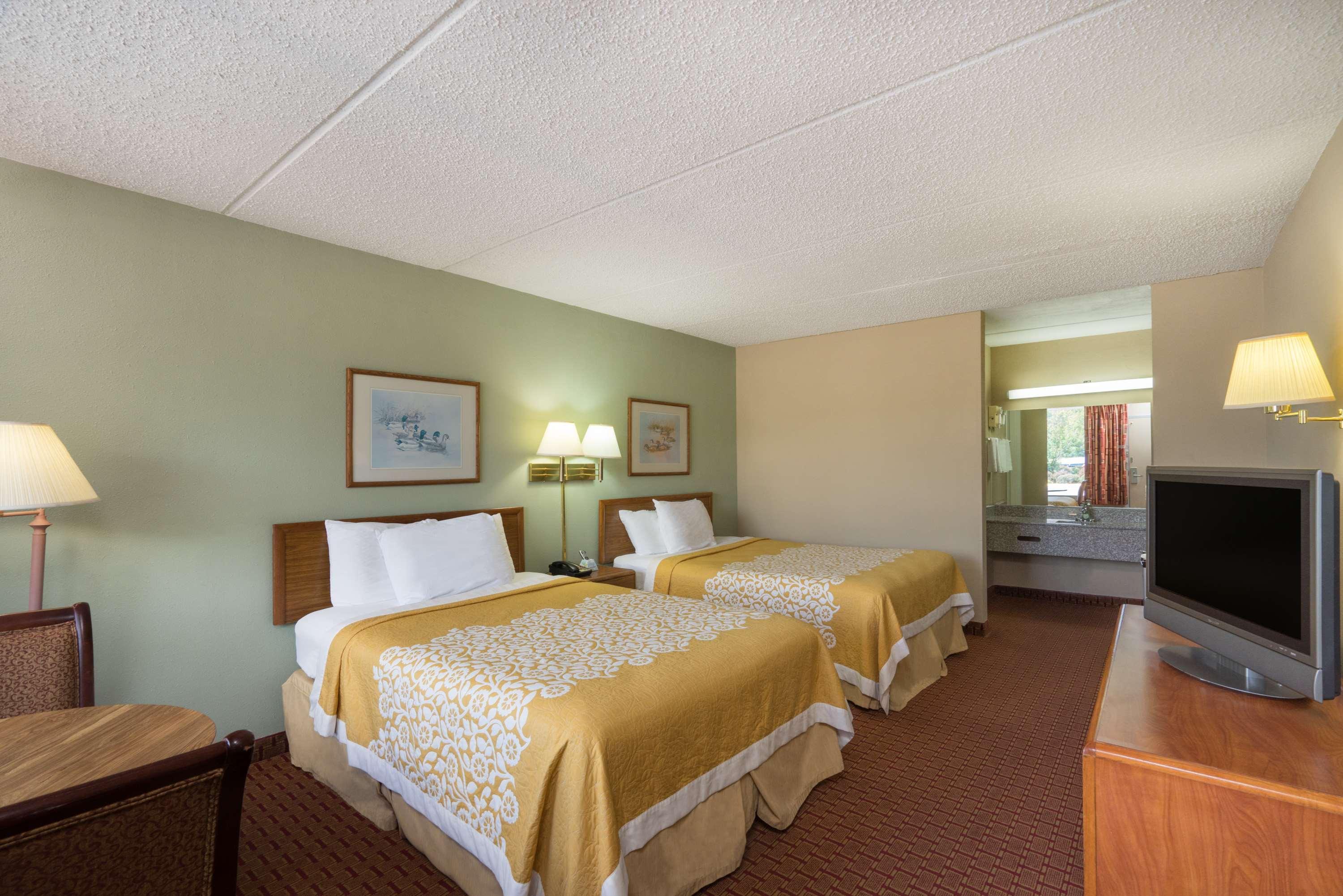 Days Inn by Wyndham Hurricane Mills — photo 4