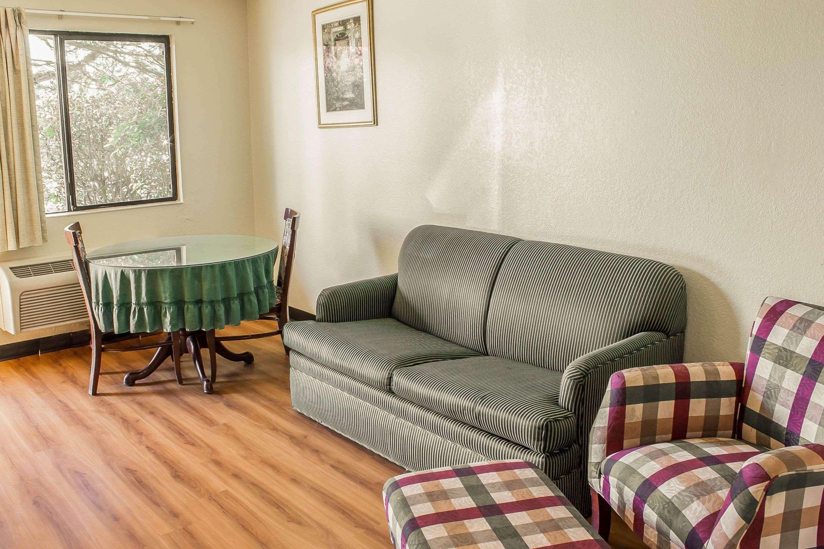 Rodeway Inn & Suites — photo 5