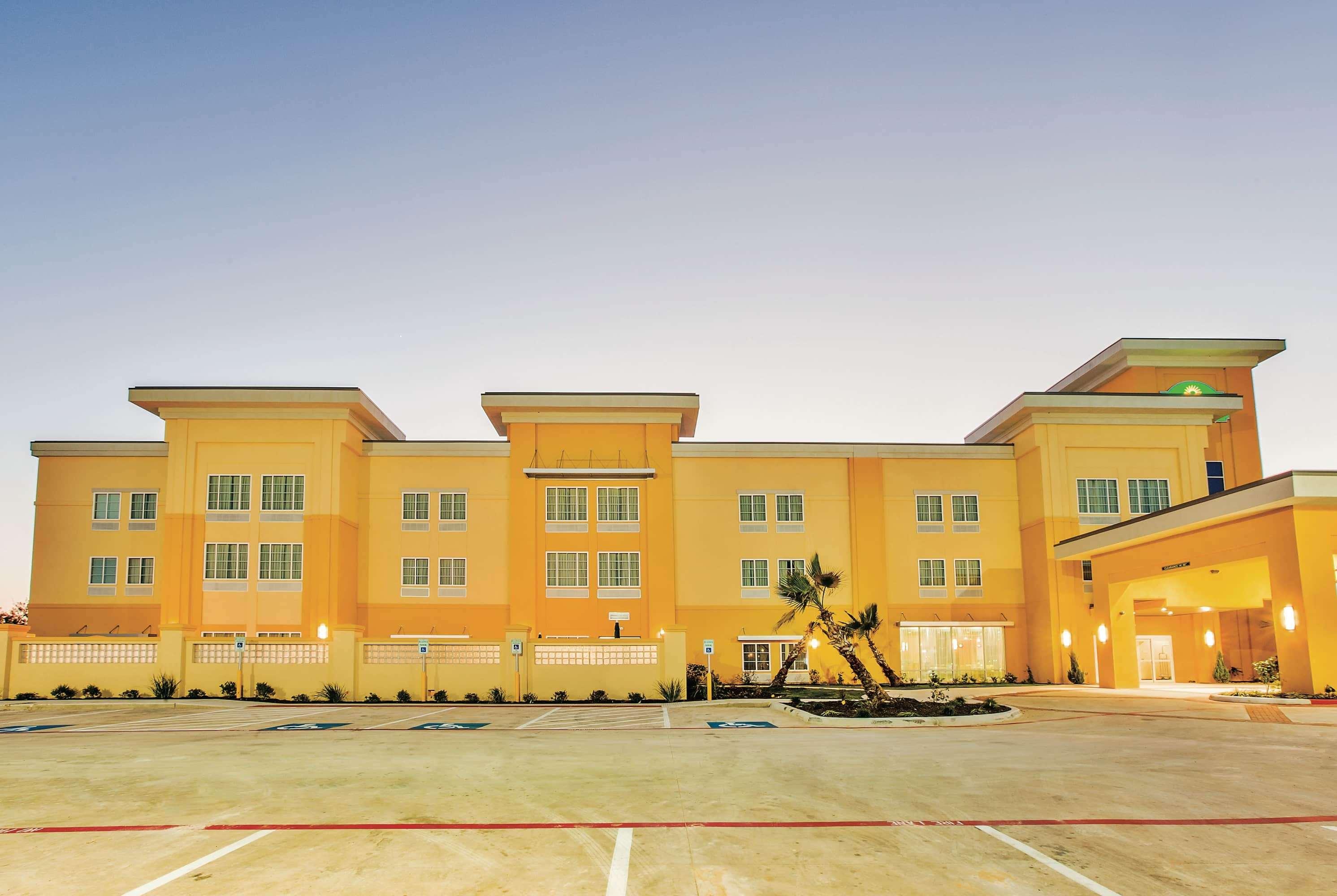 La Quinta Inn & Suites Cotulla — photo 4