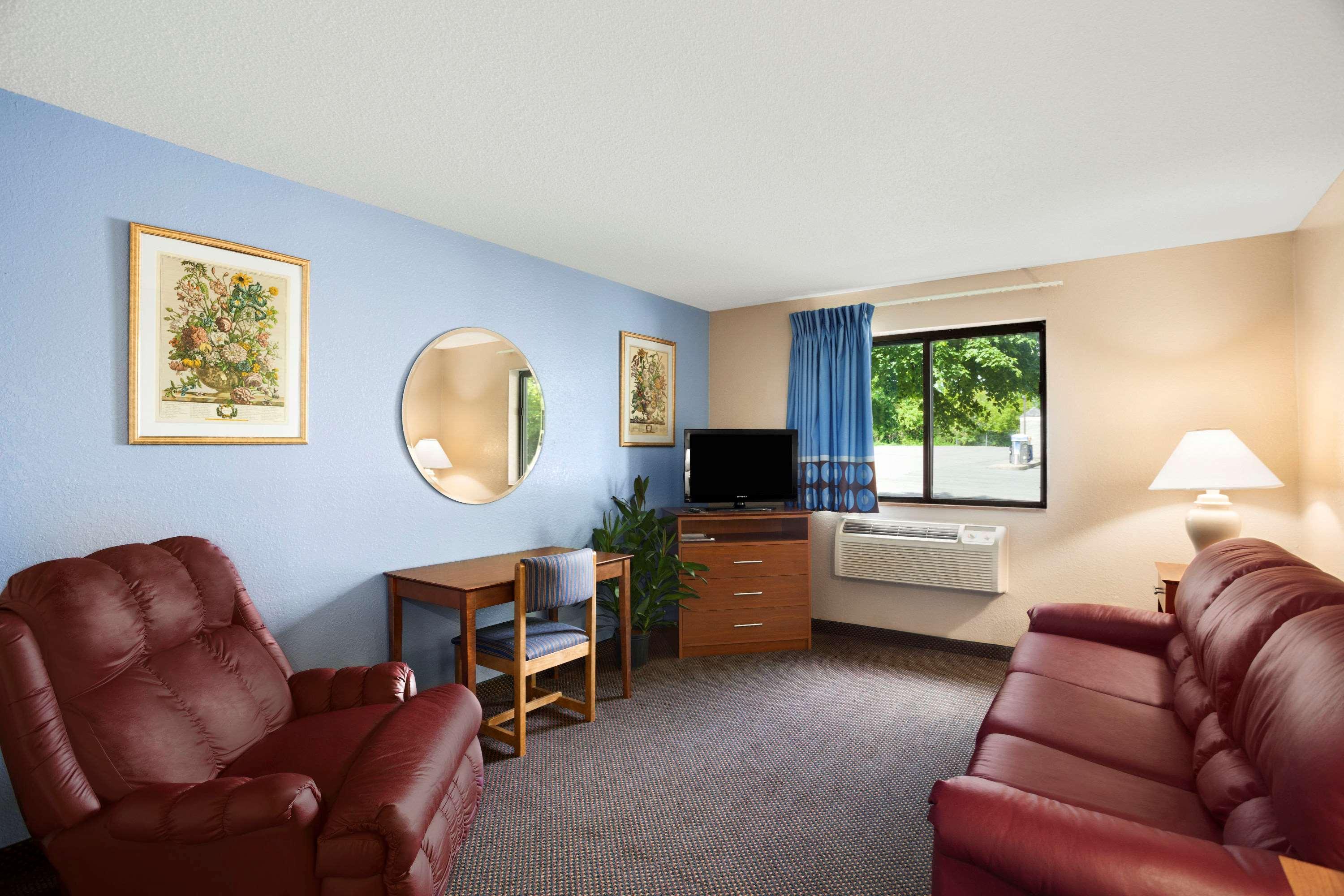 Super 8 by Wyndham Oneida Verona — photo 5