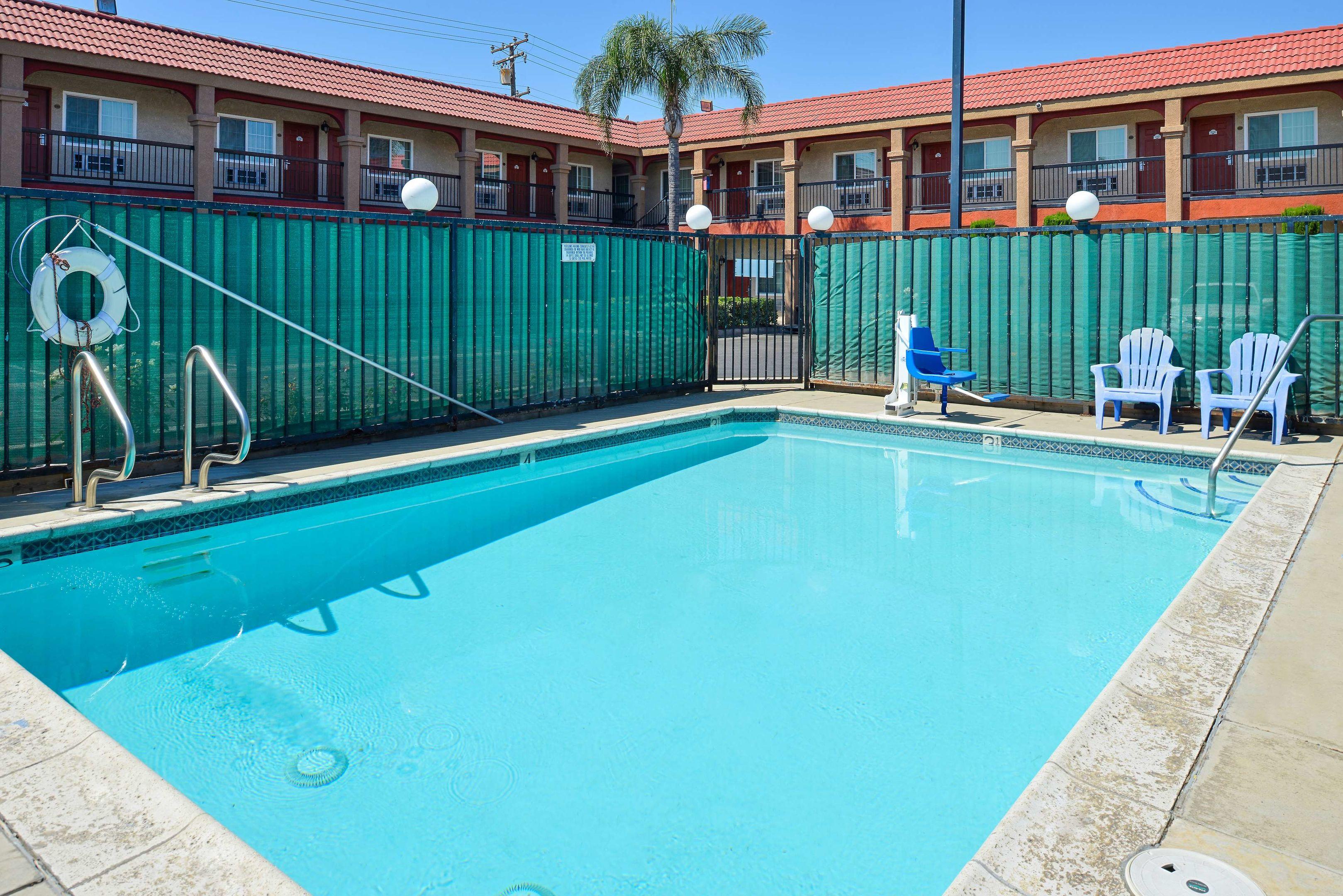 Americas Best Value Inn - Rialto — photo 3