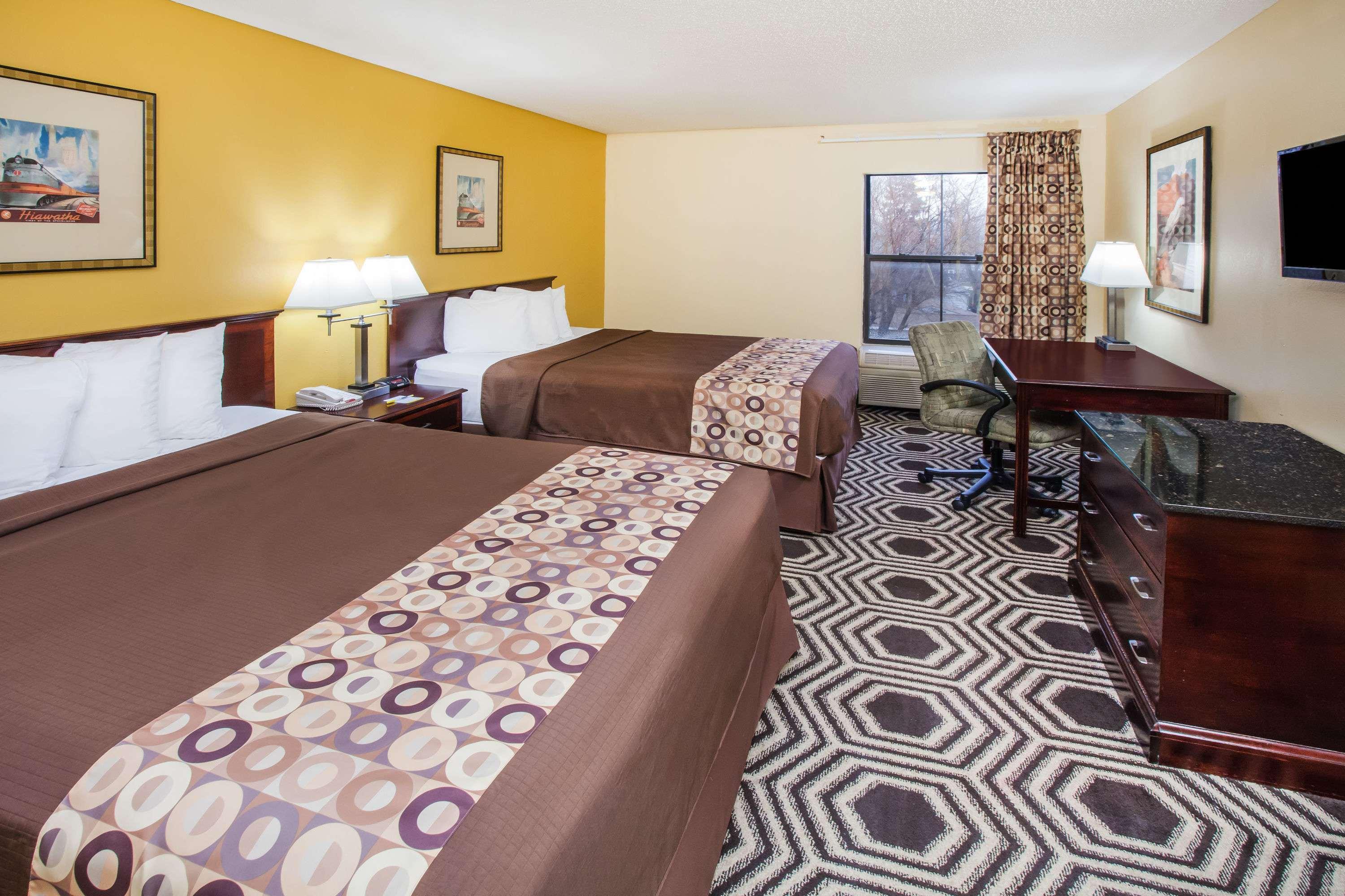 Days Inn & Suites by Wyndham Harvey Chicago Southland — photo 4