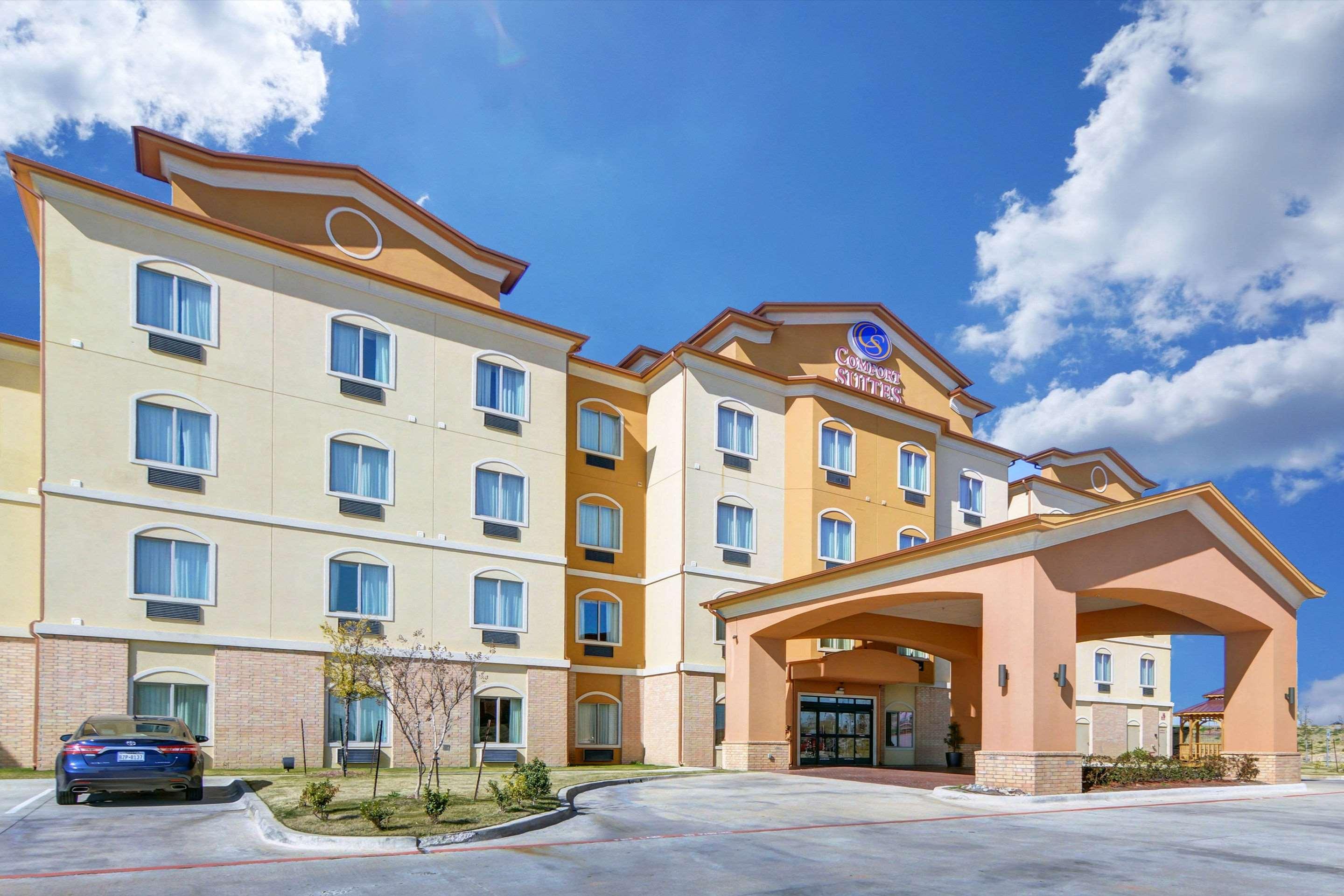 Comfort Suites — photo 3