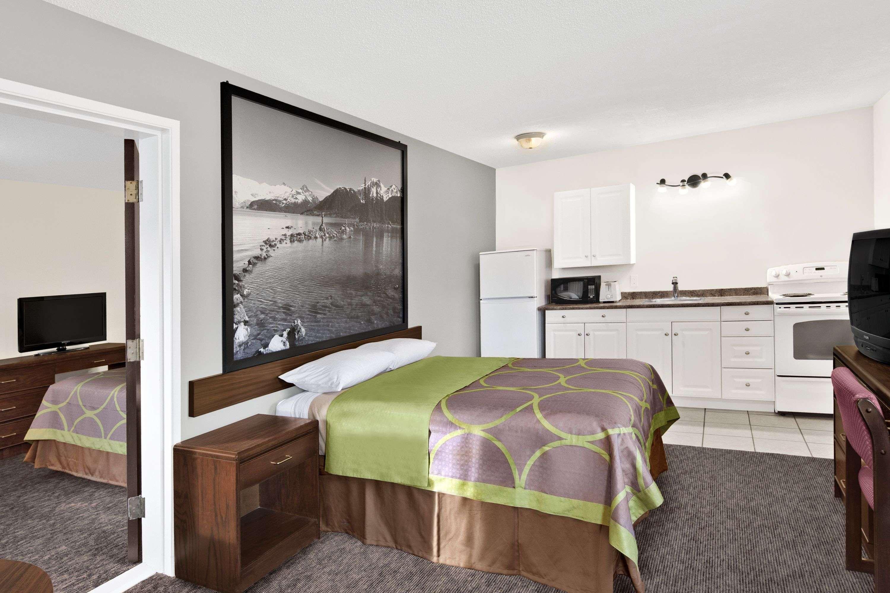 Super 8 by Wyndham Kamloops East — photo 4