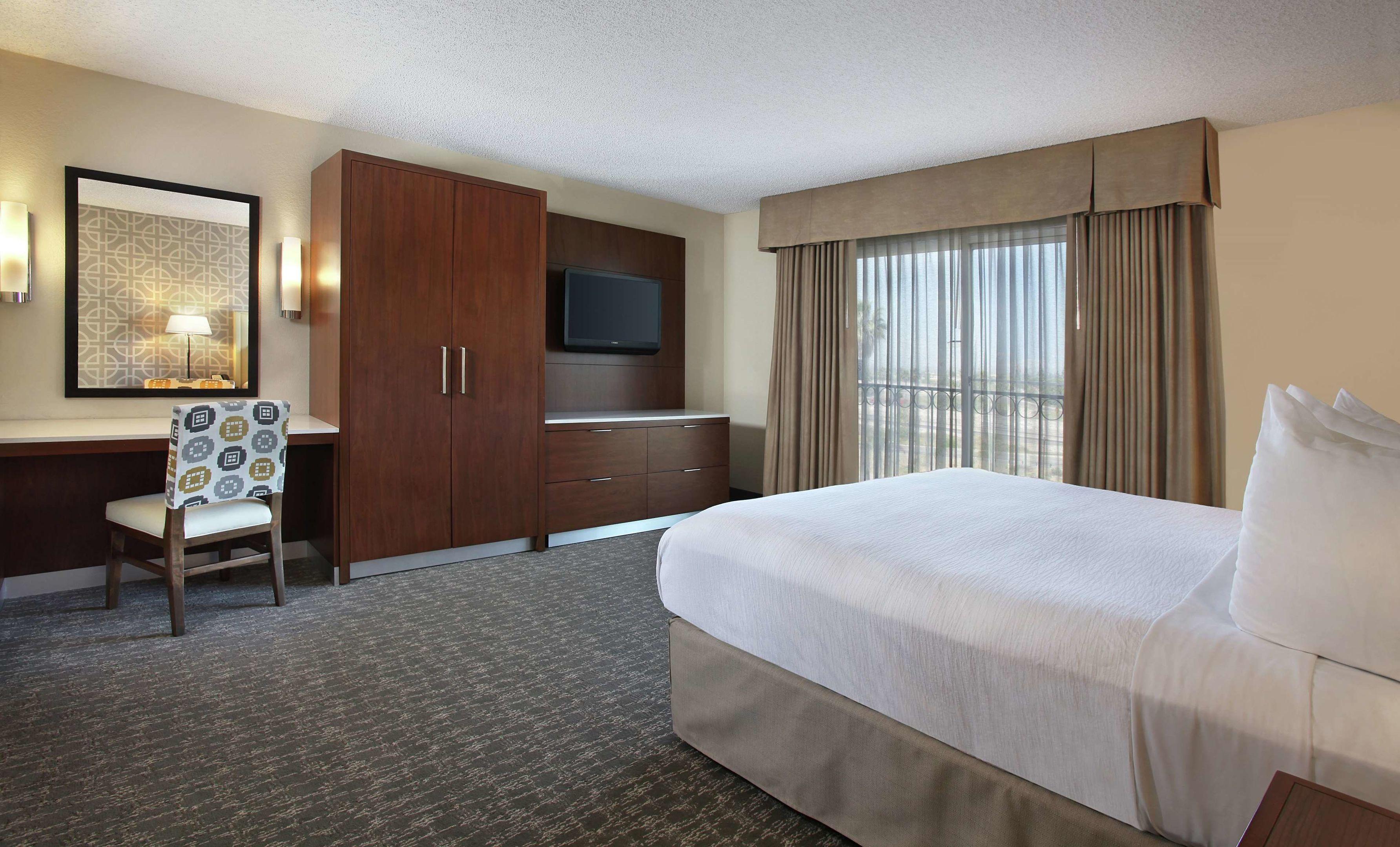 Embassy Suites by Hilton Anaheim North — photo 4
