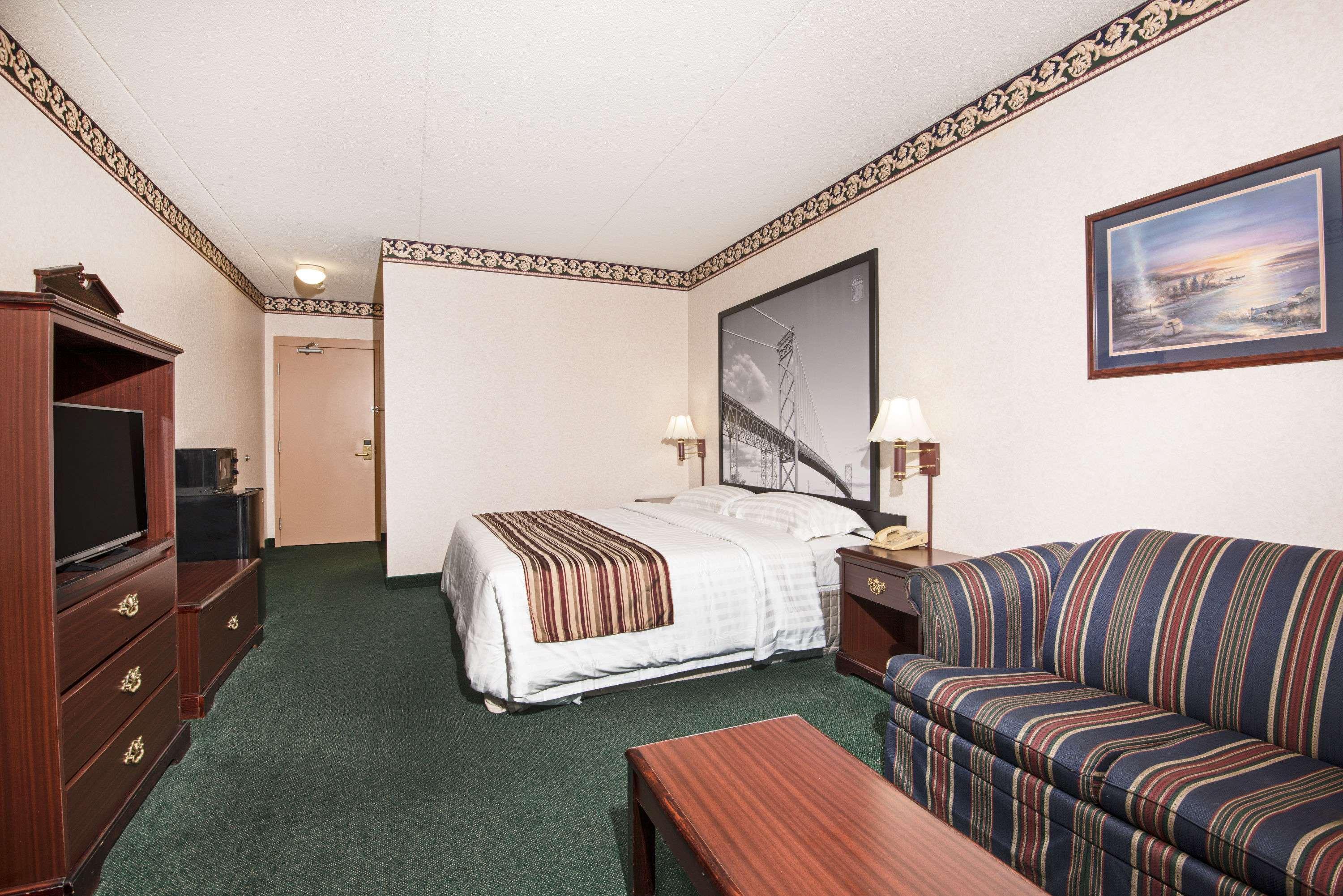 Super 8 by Wyndham Ambassador Bridge Windsor ON — photo 3