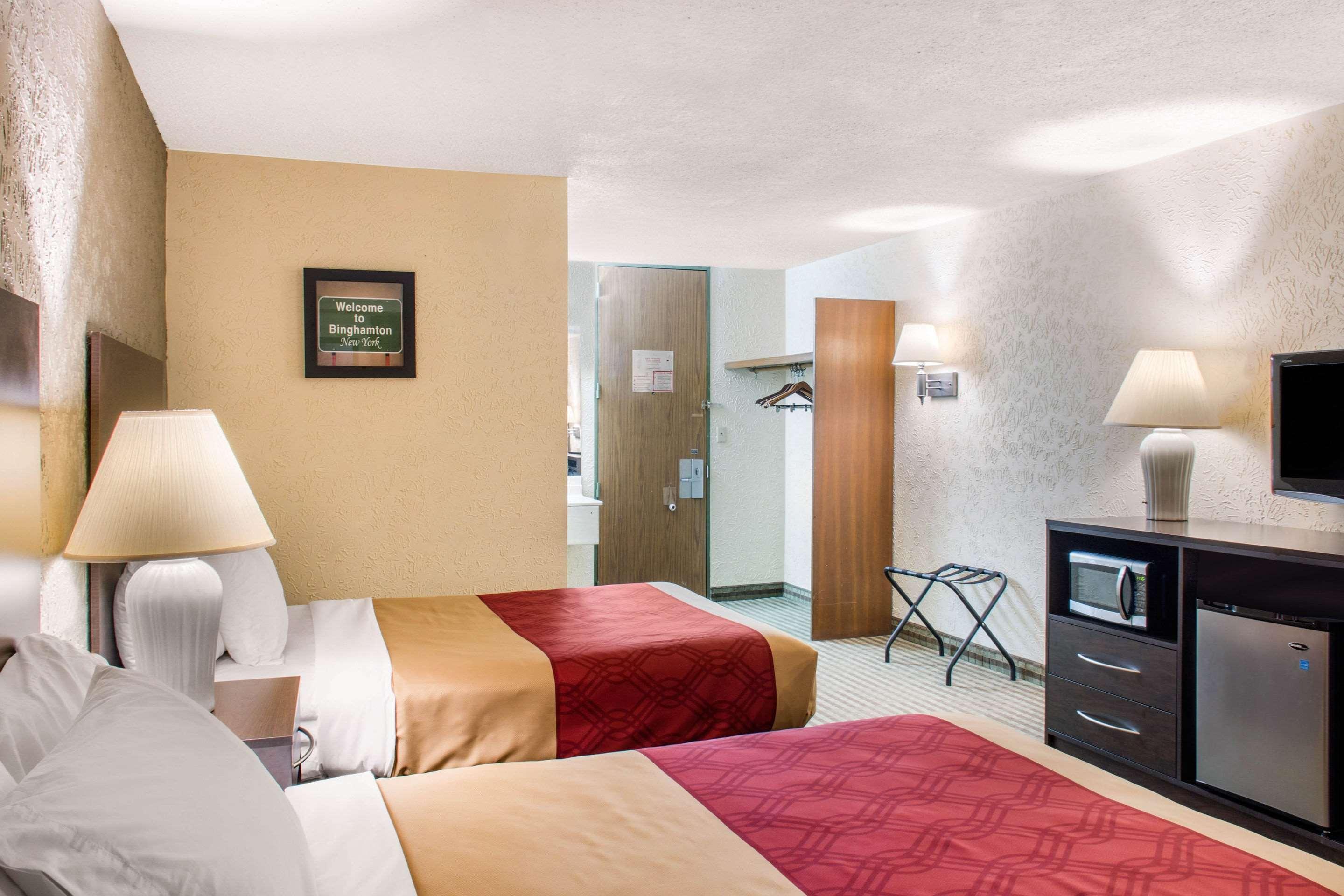 Econo Lodge Inn & Suites — photo 3