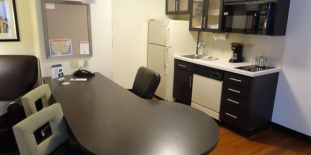 Sonesta Simply Suites Wichita Airport — photo 4