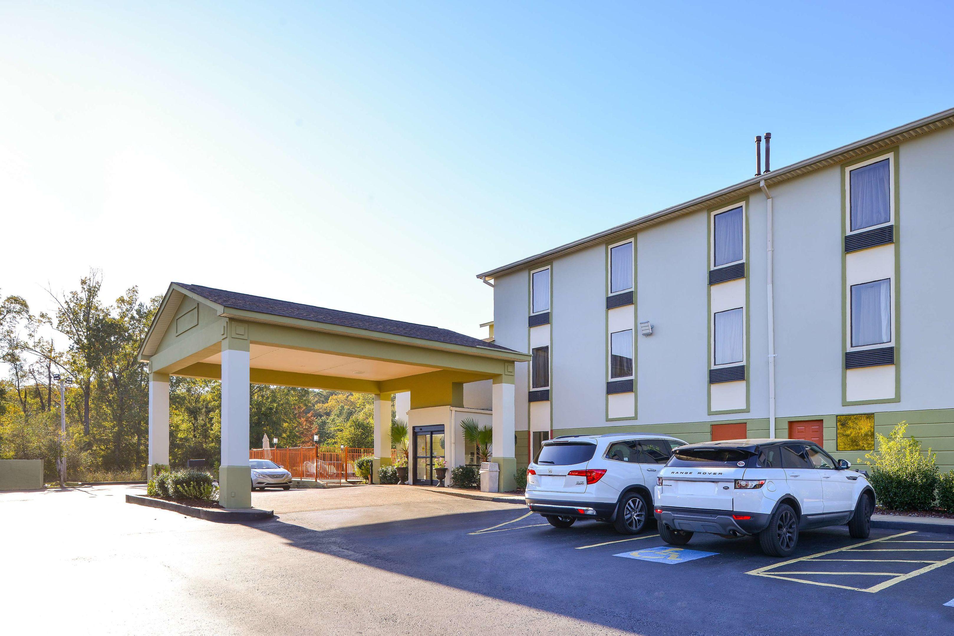 Americas Best Value Inn & Suites Clinton/Jackson — photo 3