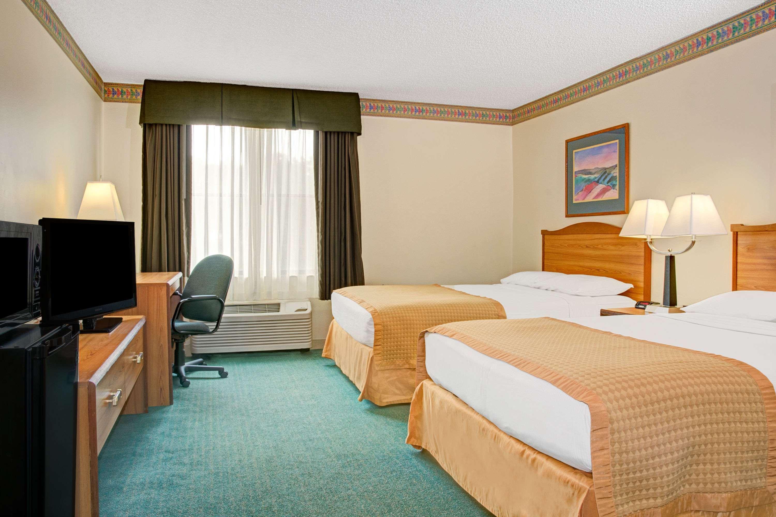 Baymont Inn & Suites Conroe — photo 4