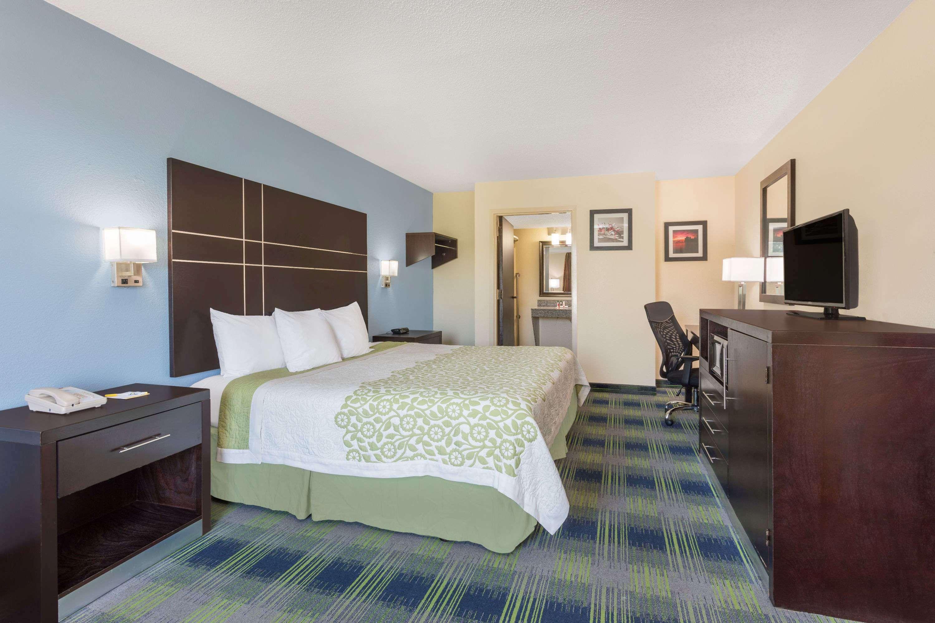 Days Inn by Wyndham Newberry — photo 4