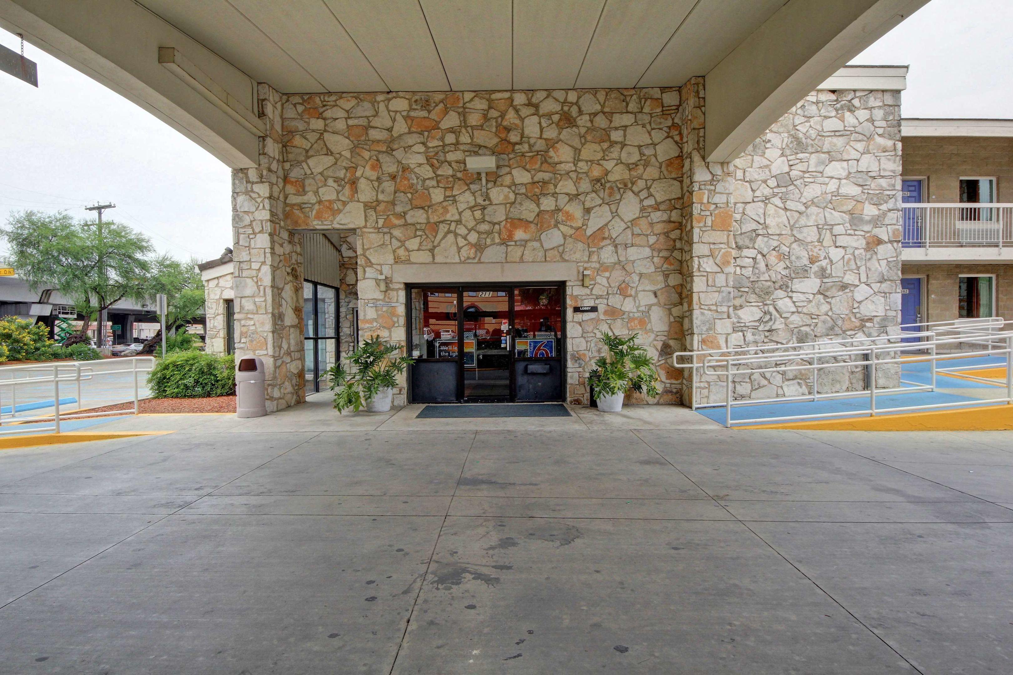 Motel 6 San Antonio Downtown - Market Square — photo 5