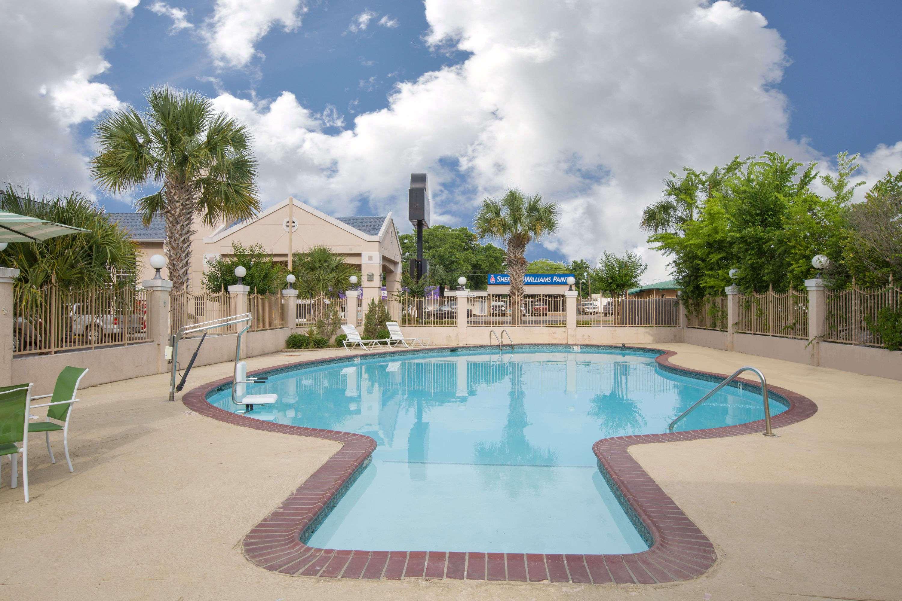 Days Inn by Wyndham Nacogdoches/SFA University/Downtown — photo 4