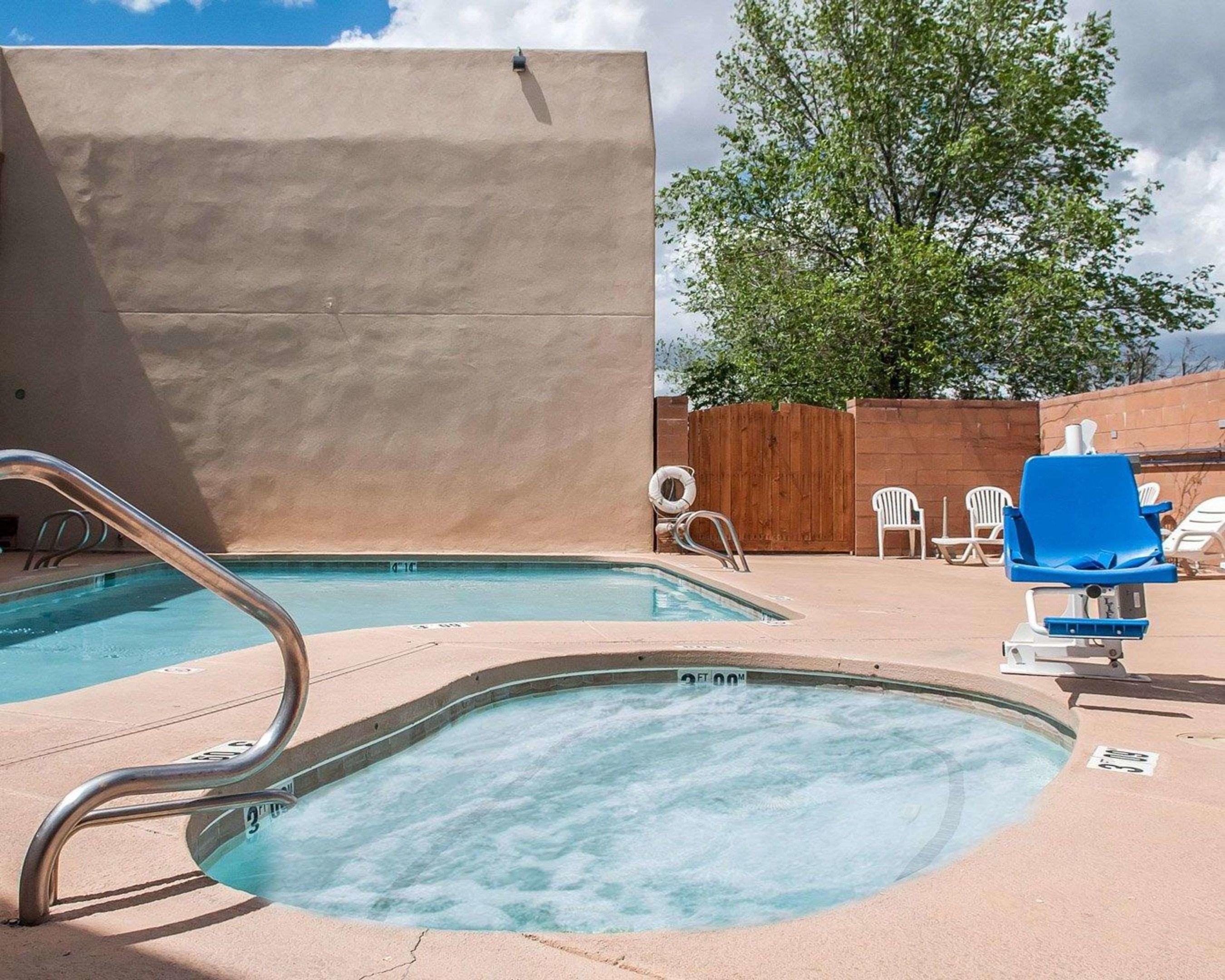 Econo Lodge Inn & Suites — photo 5