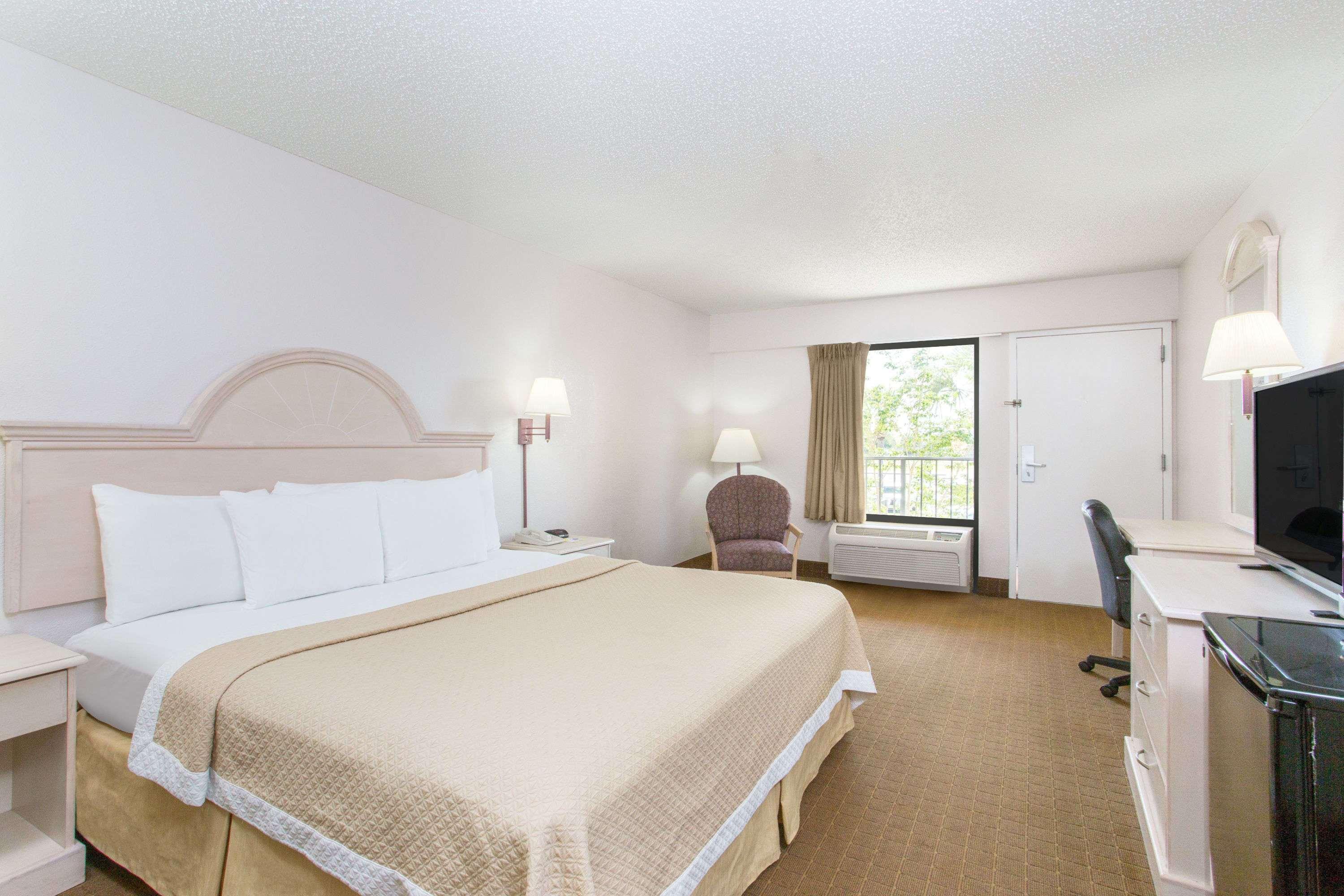 Days Inn and Suites by Wyndham Navarre Conference Center — photo 4